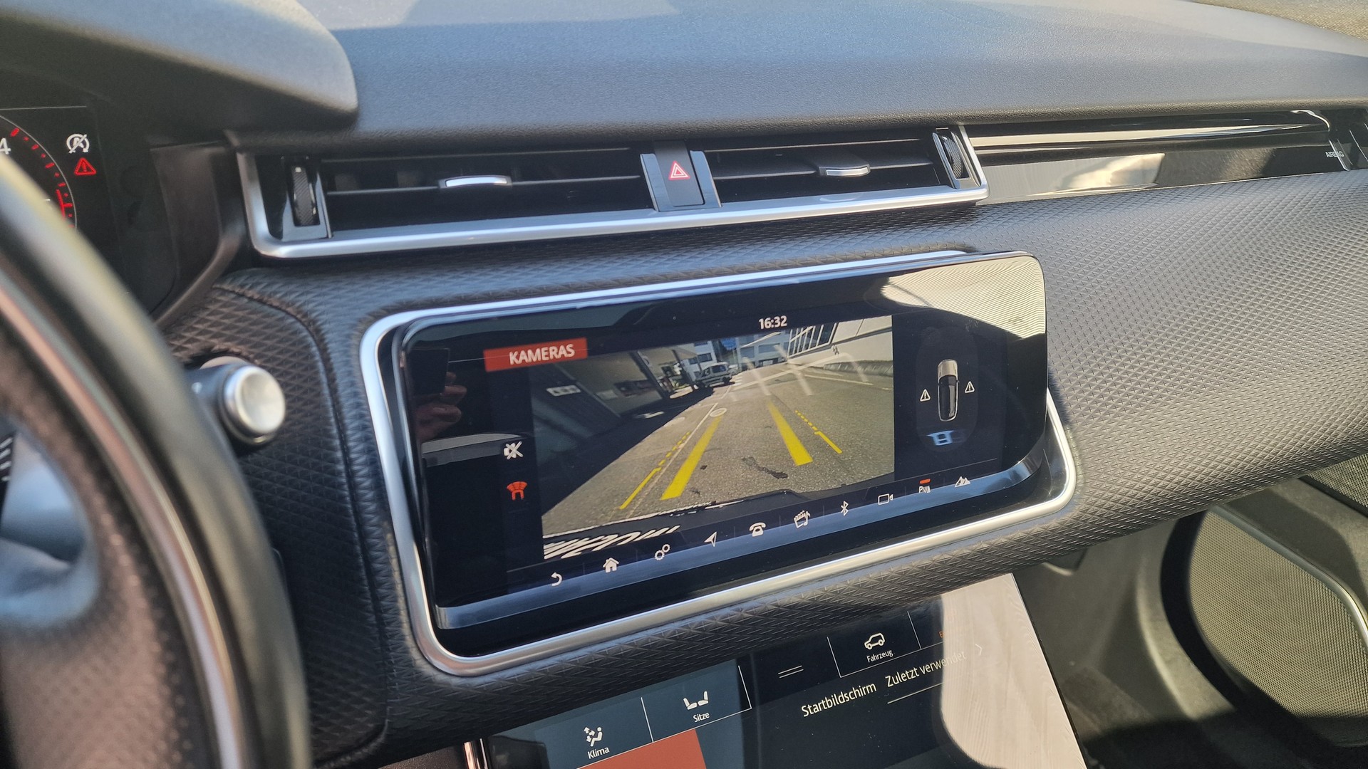 LAND ROVER RR Velar R-Dyn. D 240 SE-image-25