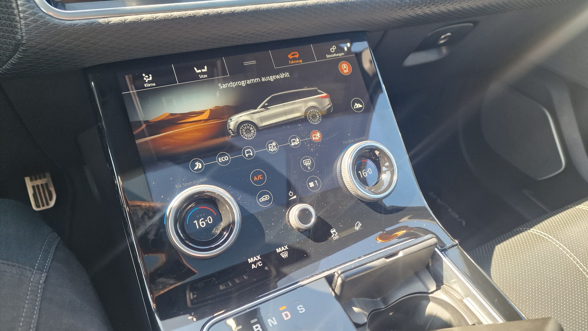 LAND ROVER RR Velar R-Dyn. D 240 SE-image-26