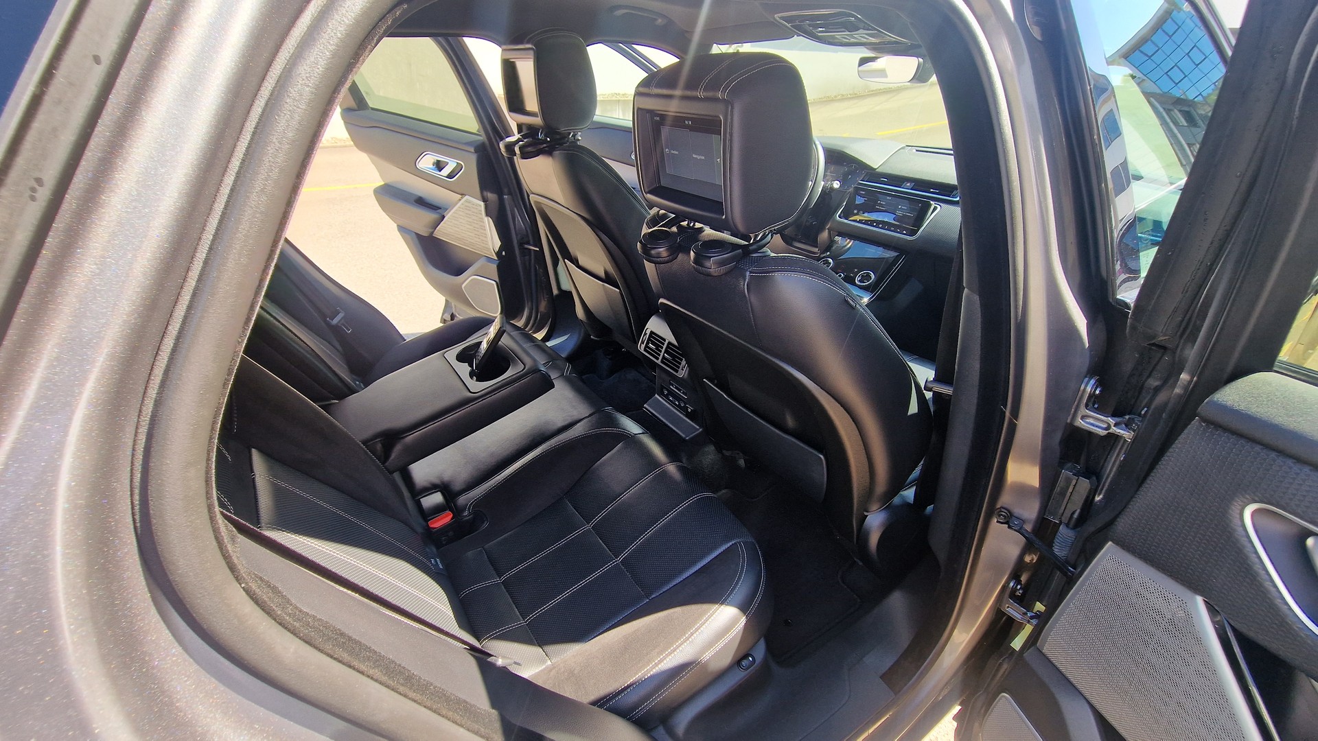 LAND ROVER RR Velar R-Dyn. D 240 SE-image-17