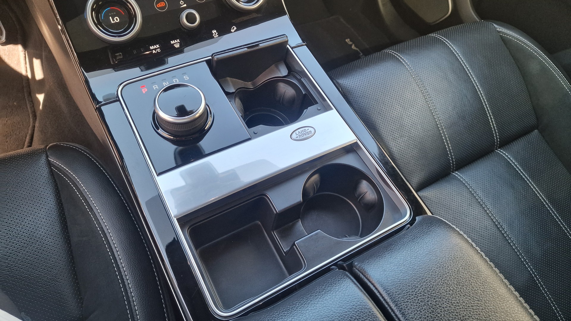 LAND ROVER RR Velar R-Dyn. D 240 SE-image-27