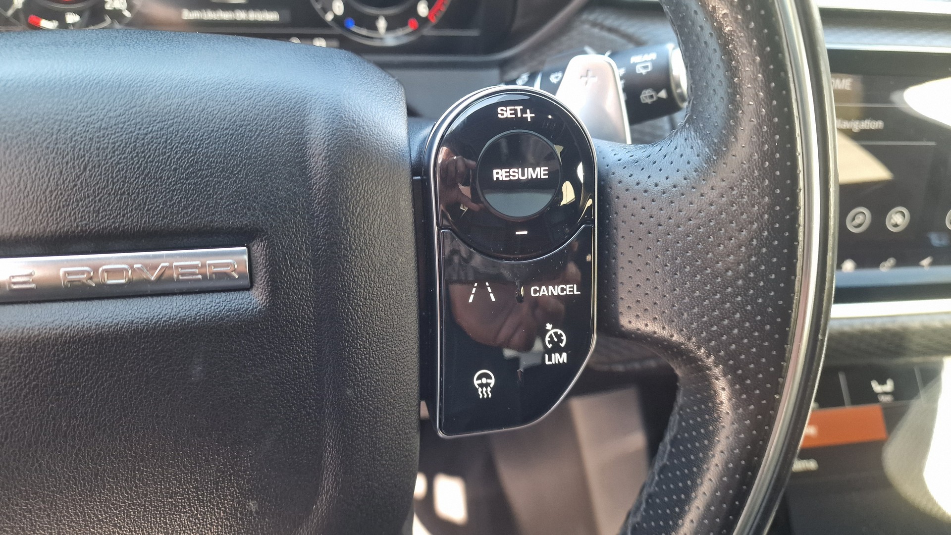 LAND ROVER RR Velar R-Dyn. D 240 SE-image-23