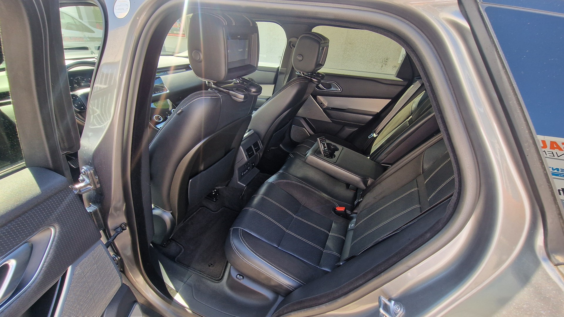 LAND ROVER RR Velar R-Dyn. D 240 SE-image-14