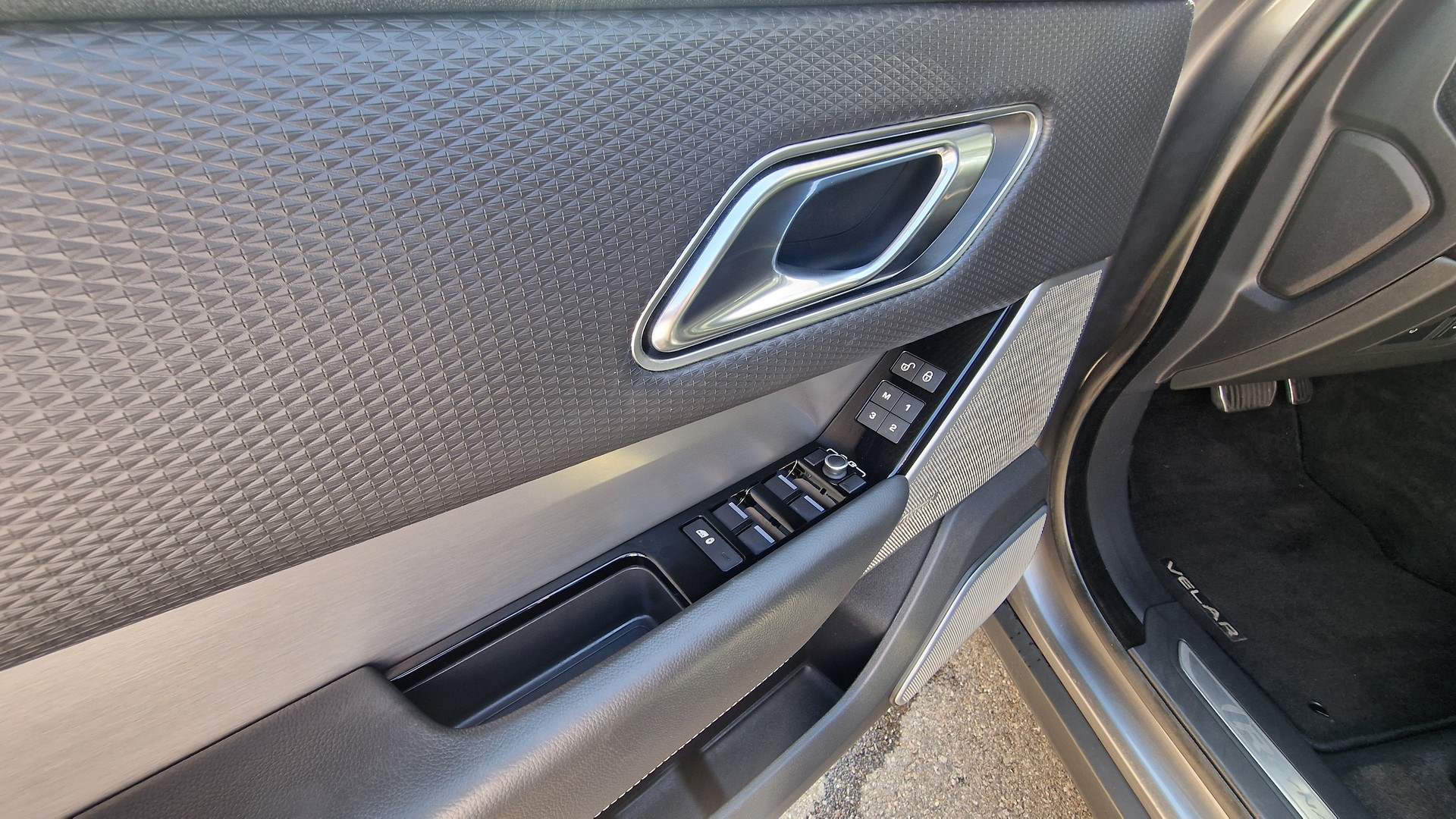 LAND ROVER RR Velar R-Dyn. D 240 SE-image-12
