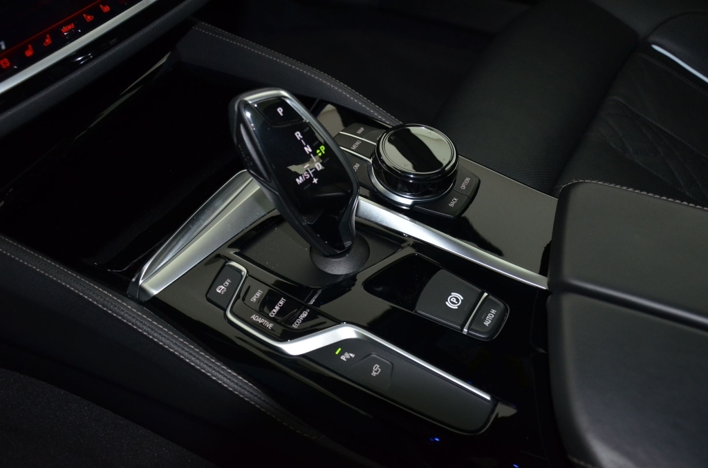 BMW M550i xDrive Steptronic-image-24
