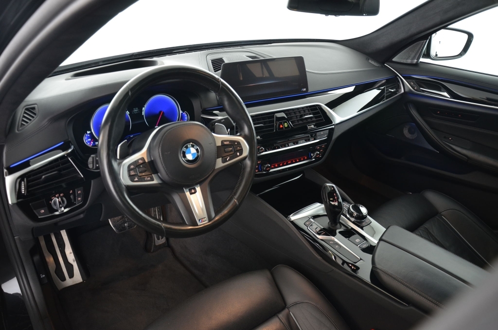 BMW M550i xDrive Steptronic-image-10