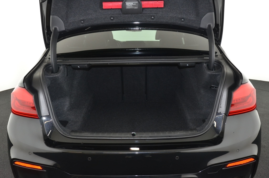 BMW M550i xDrive Steptronic-image-26