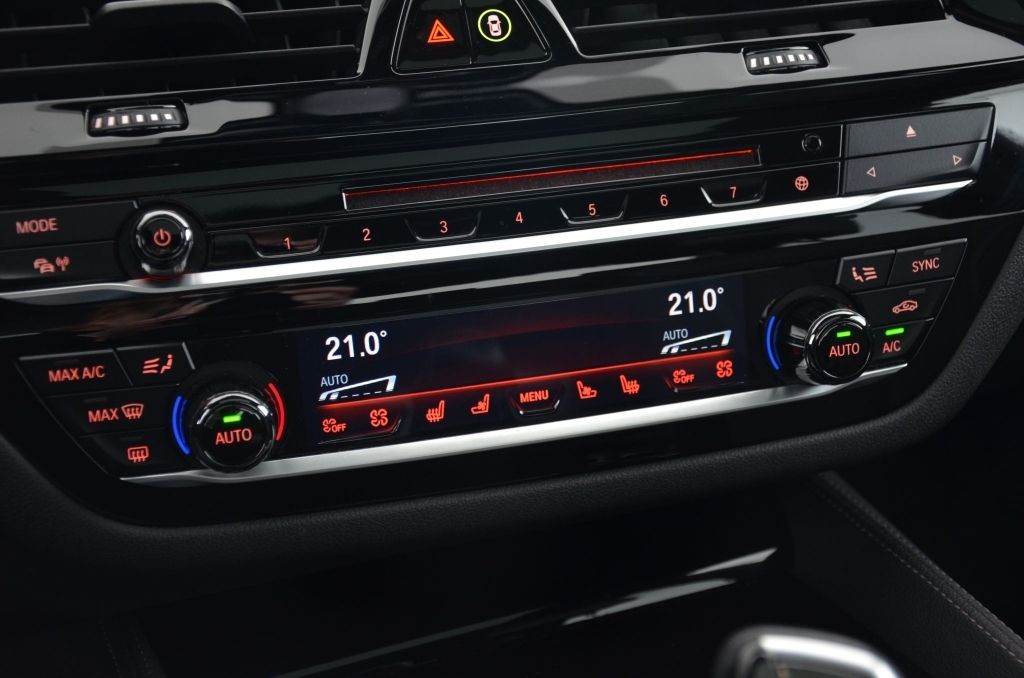 BMW M550i xDrive Steptronic-image-23