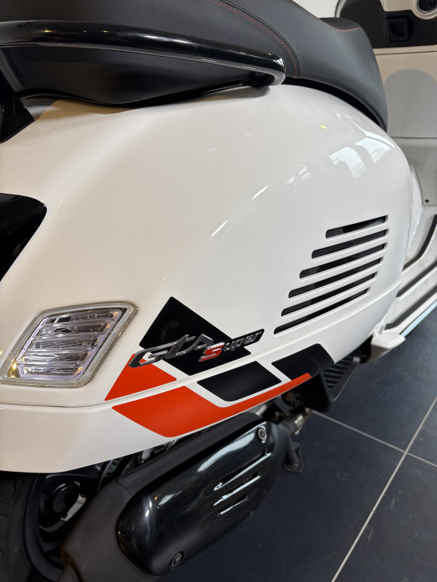 PIAGGIO Vespa GTS 125 Super Sport-image-2