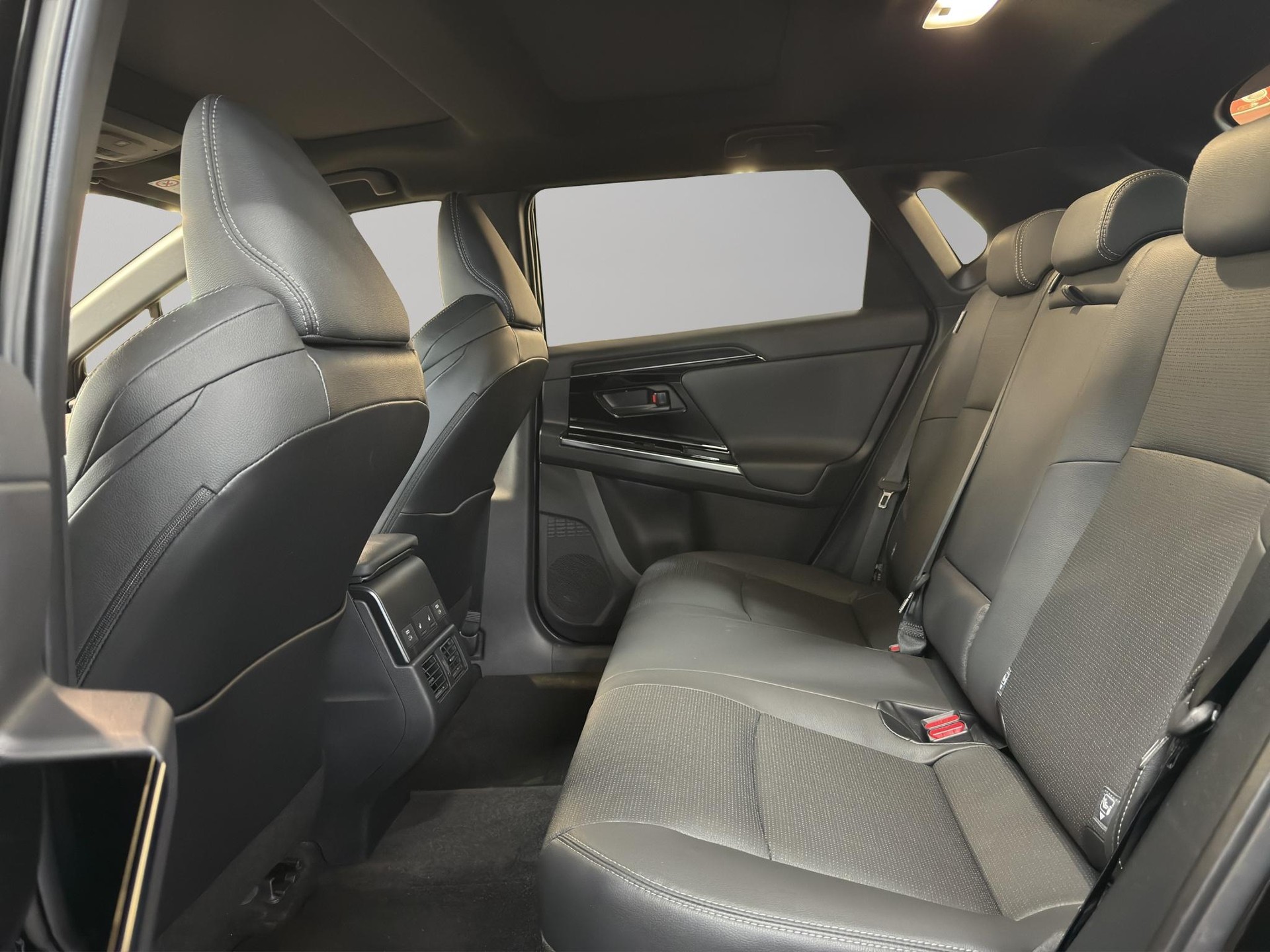 SUBARU Solterra eV Luxury AWD-image-12