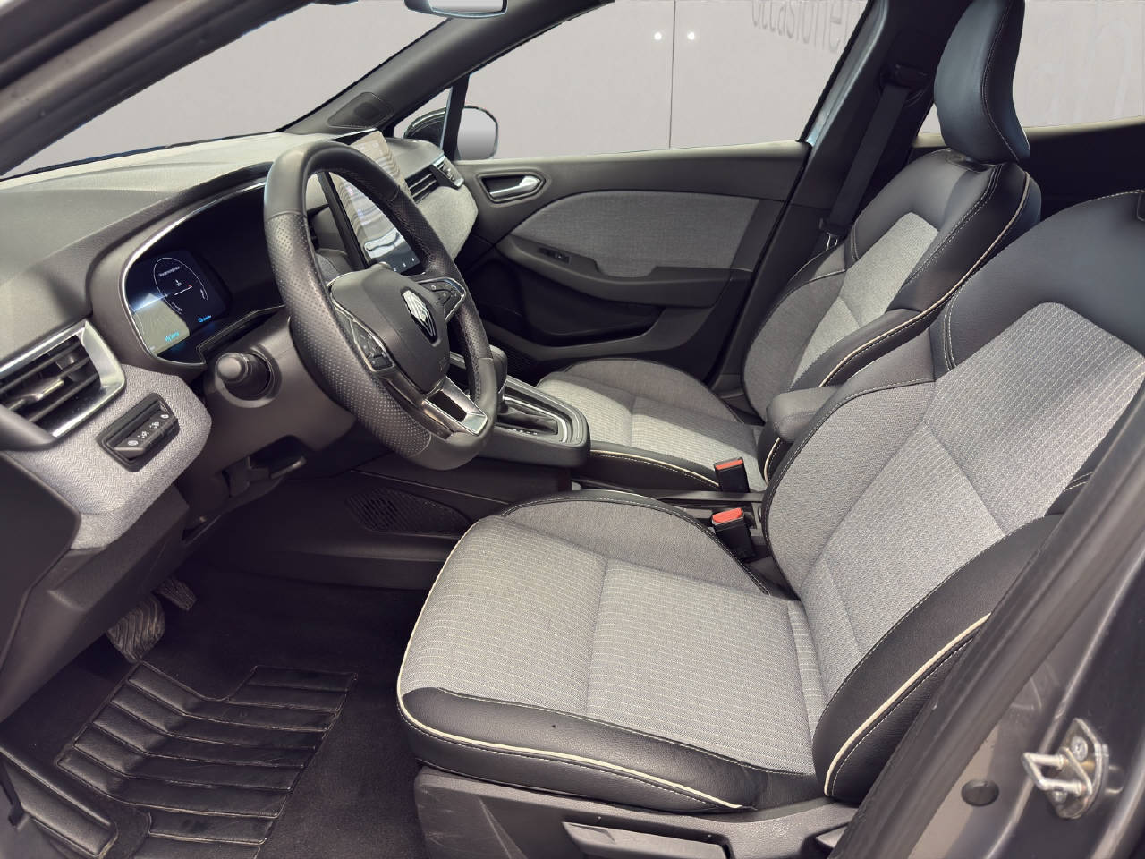 RENAULT Clio 1.6 E-Tech techno-image-4