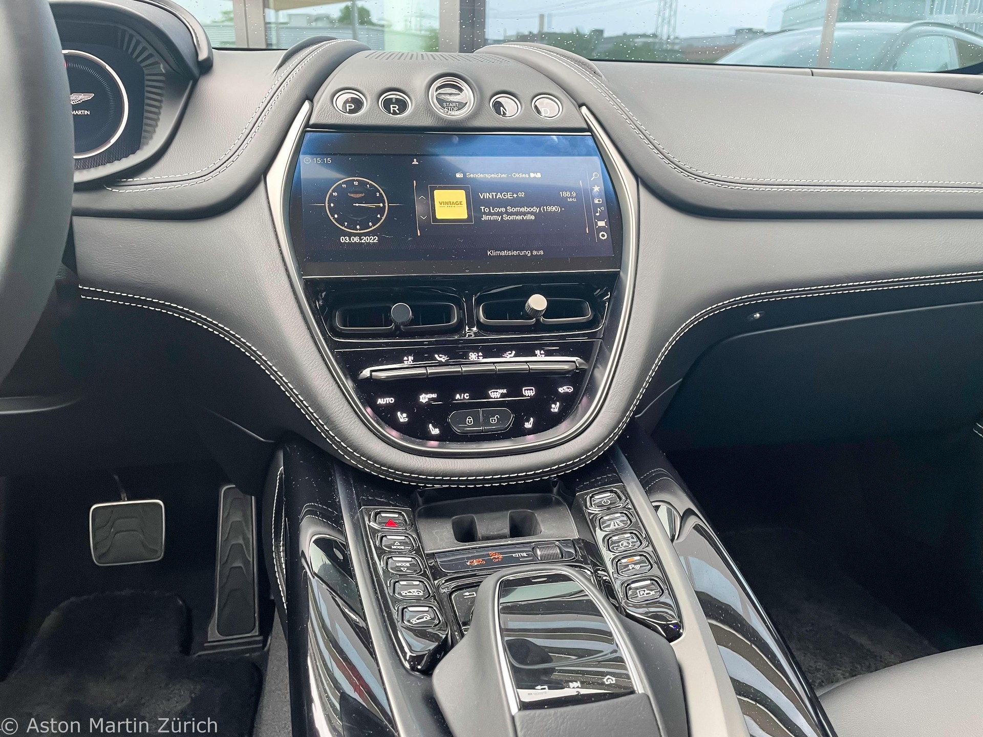 ASTON MARTIN DBX 4.0 V8 Bi-Turbo-image-16