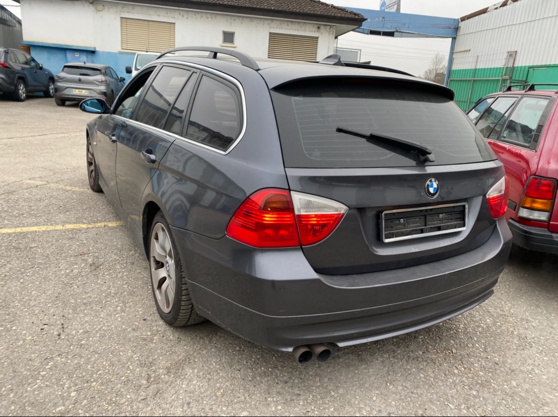 BMW 325xi Touring-image-2