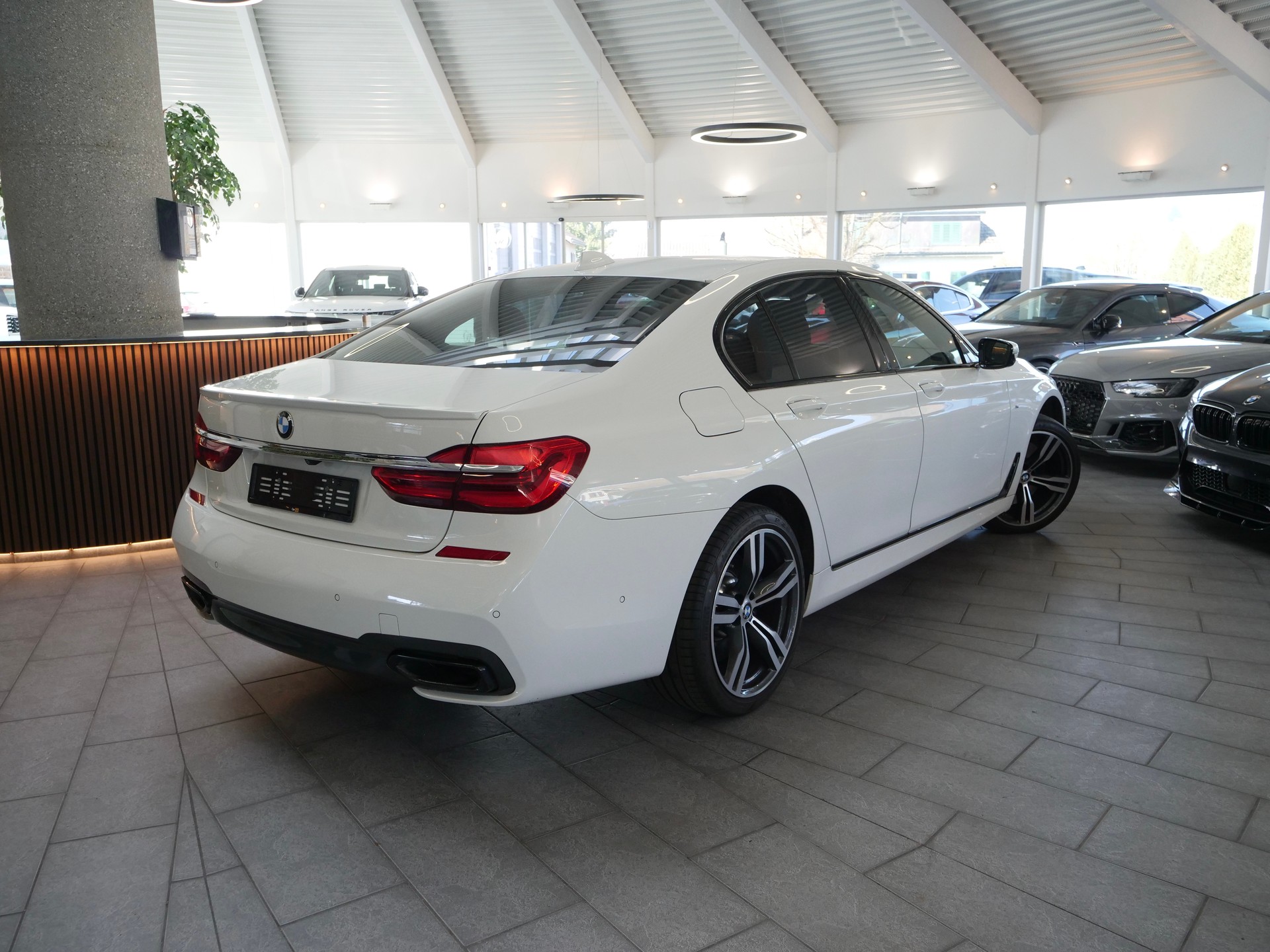 BMW 750i xDrive M-Sportpaket Steptronic-showroom-element-1