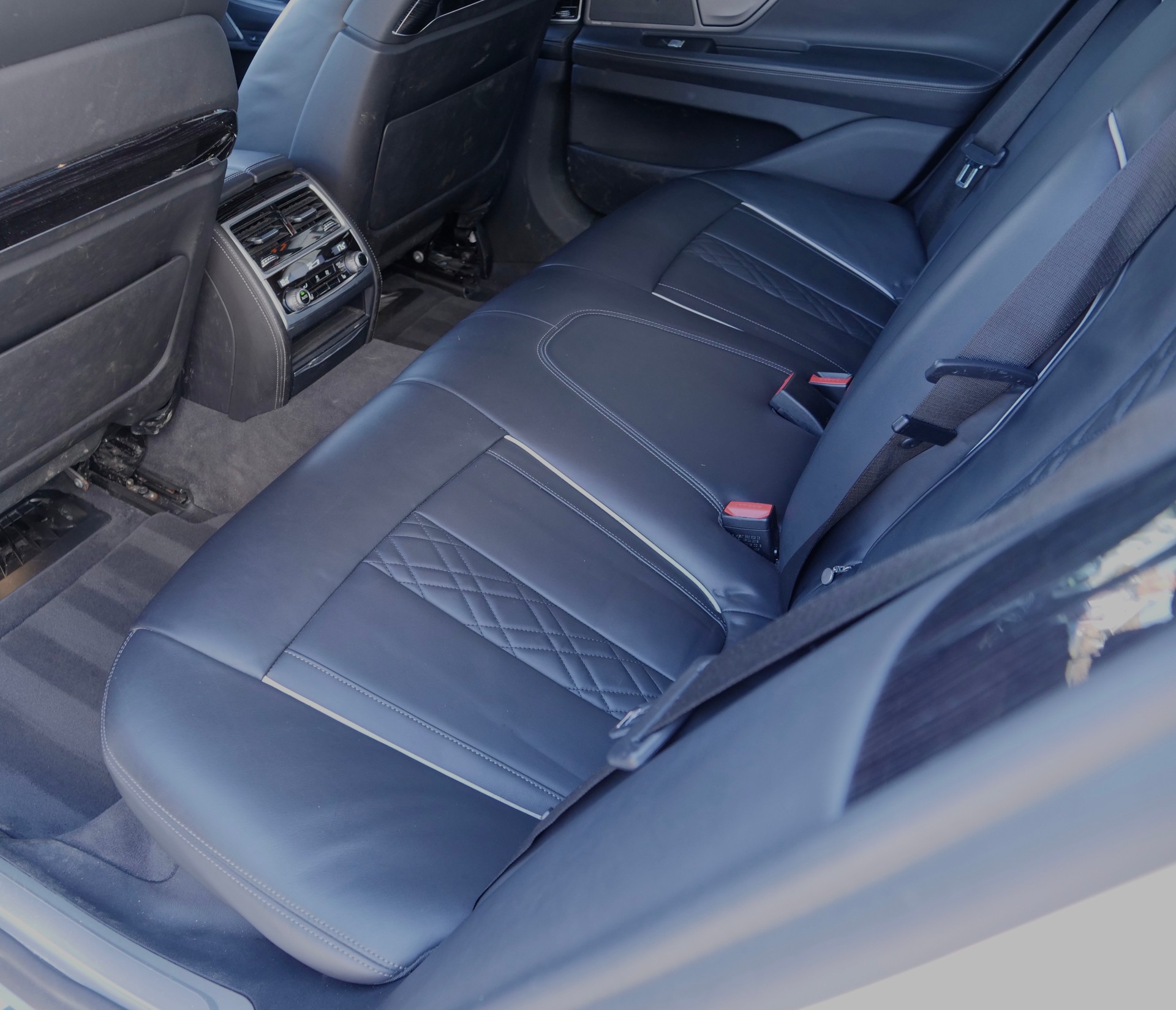 BMW 750i xDrive M-Sportpaket Steptronic-image-9