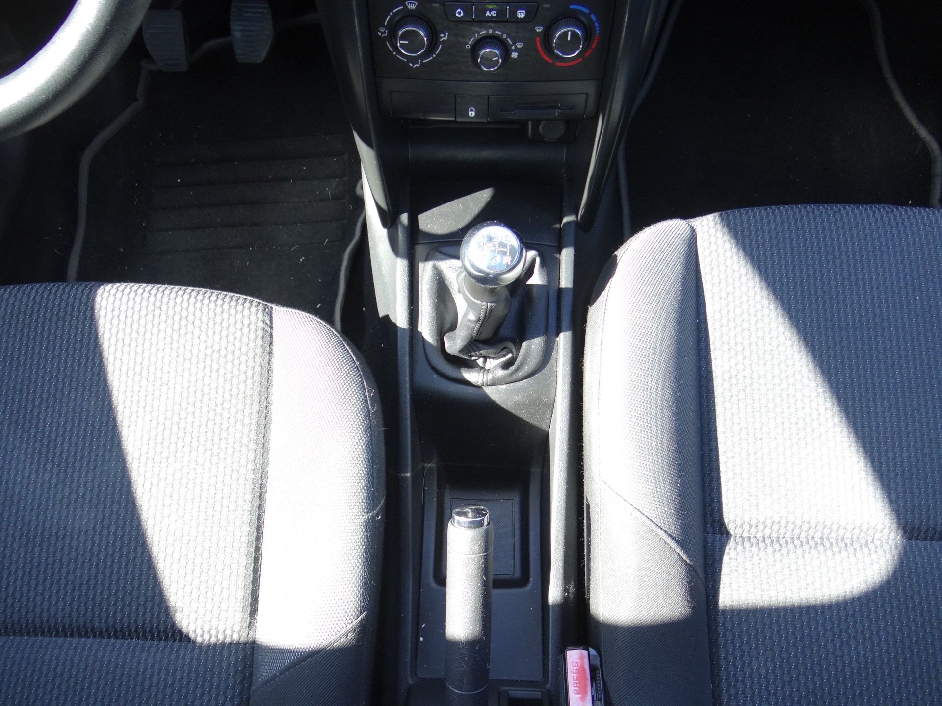 PEUGEOT 207 1.4 16V Trendy Clim-image-18