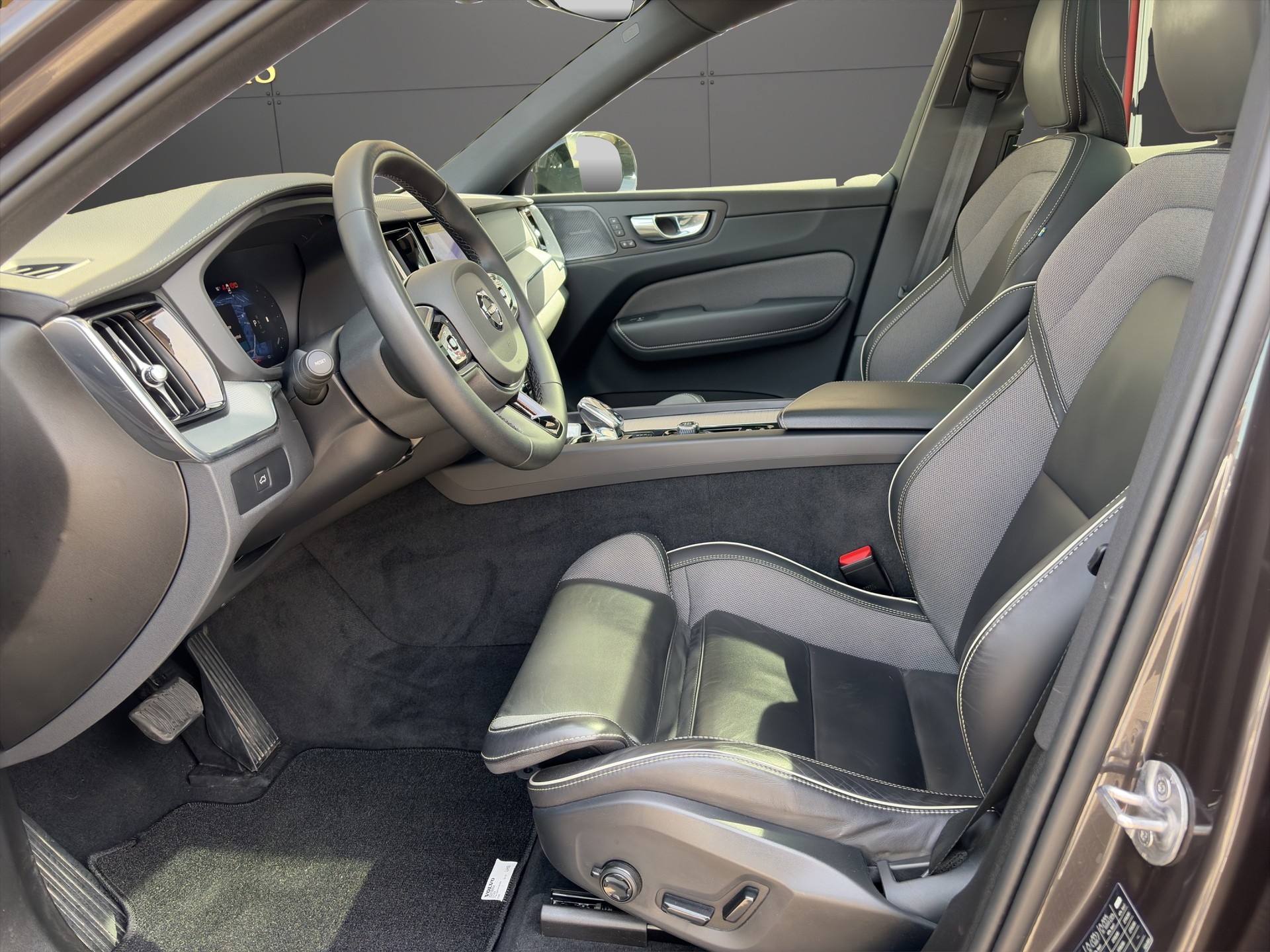 VOLVO XC60 B5 Diesel Mild Hybrid AWD Ultimate Bright Geartronic-image-9