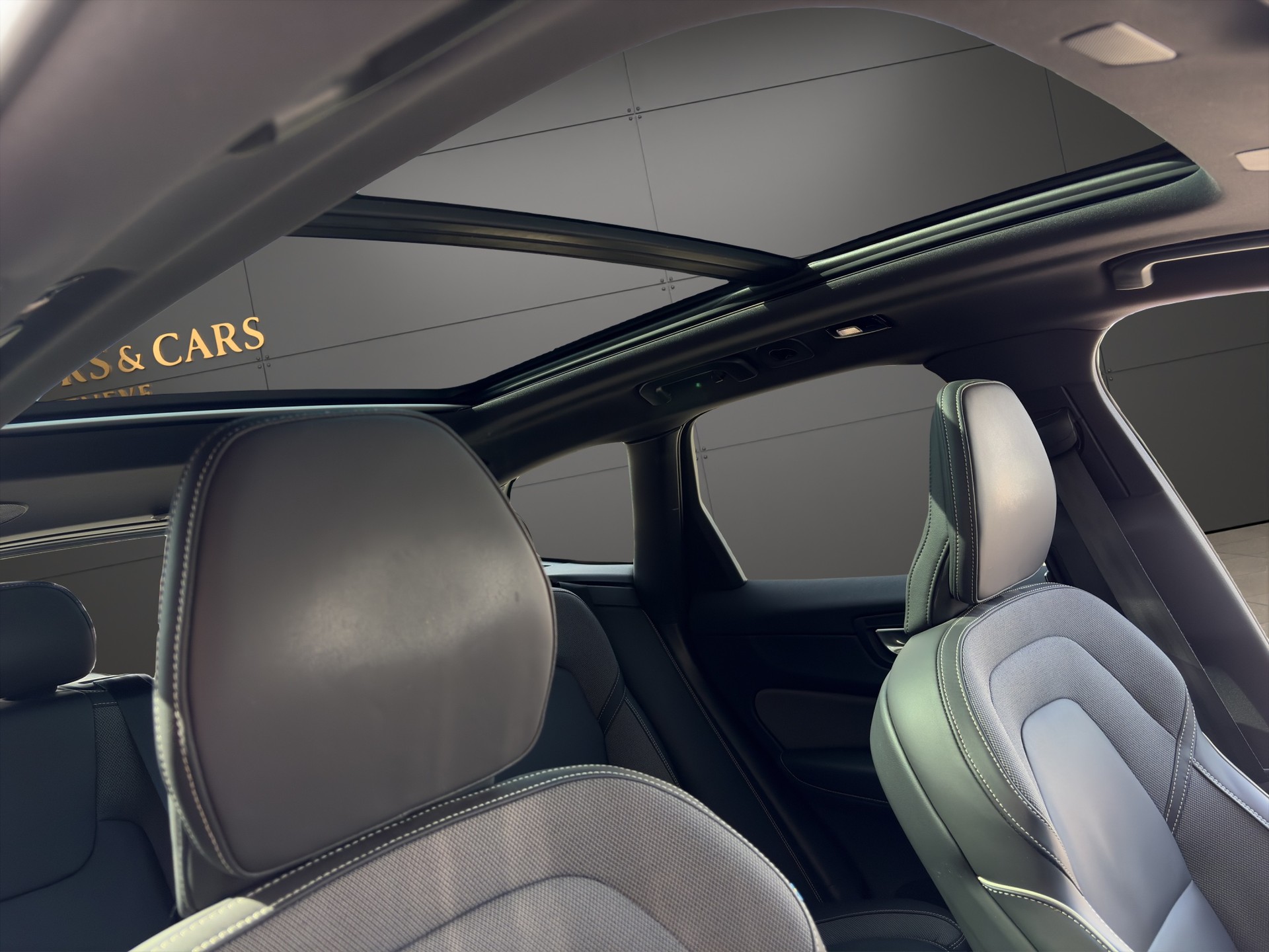 VOLVO XC60 B5 Diesel Mild Hybrid AWD Ultimate Bright Geartronic-image-17
