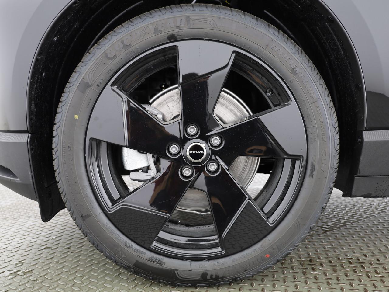 VOLVO EX30 E60 Plus Swiss Black Edition-image-7
