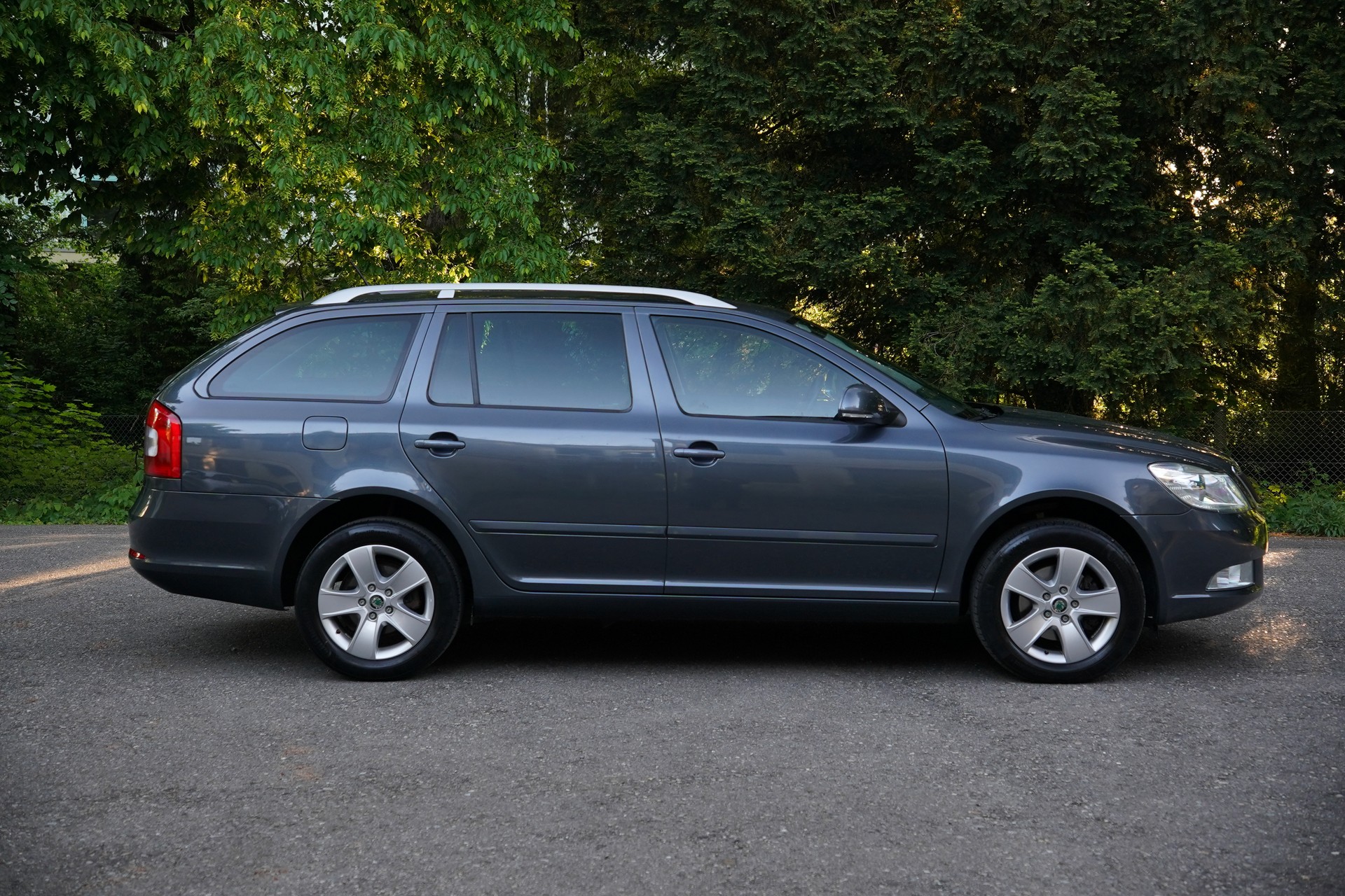 SKODA Octavia Combi 1.8 TSI Laurin & Klement DSG-showroom-element-1