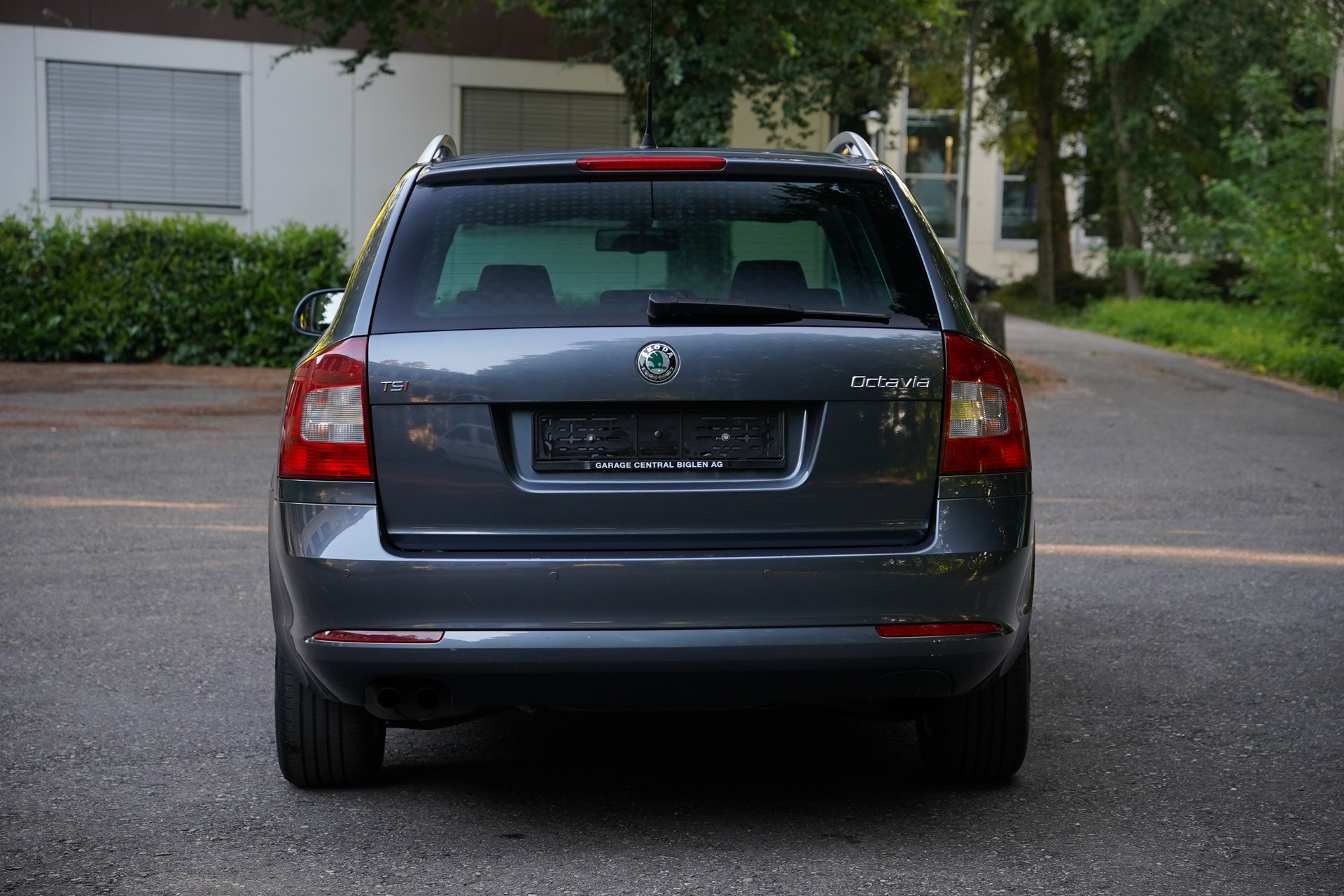SKODA Octavia Combi 1.8 TSI Laurin & Klement DSG-showroom-element-3
