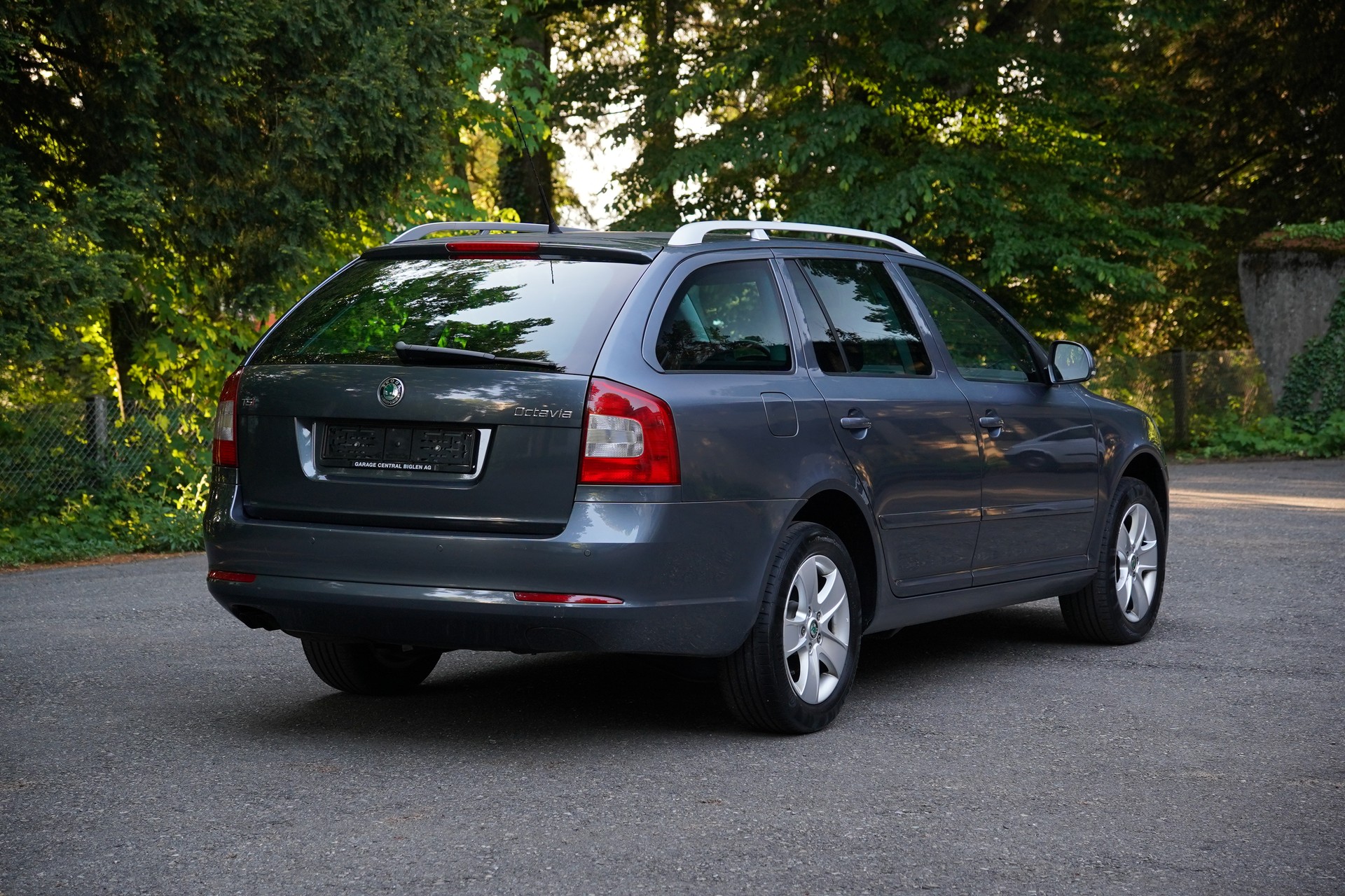 SKODA Octavia Combi 1.8 TSI Laurin & Klement DSG-showroom-element-2