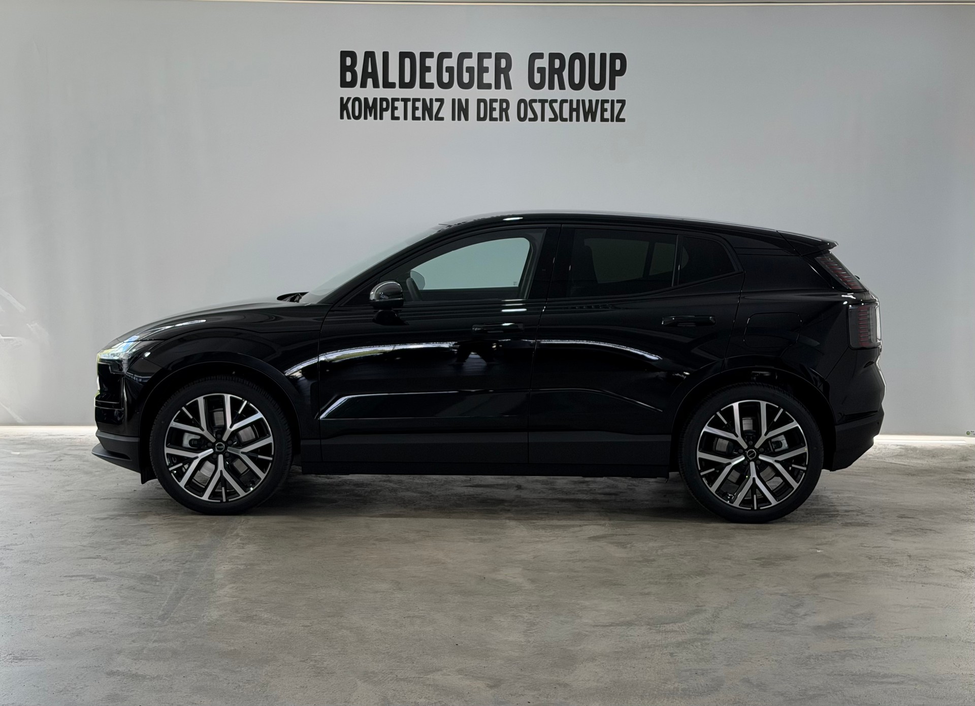 VOLVO EX 30 E60 Twin Ultra Performanc-showroom-element-1