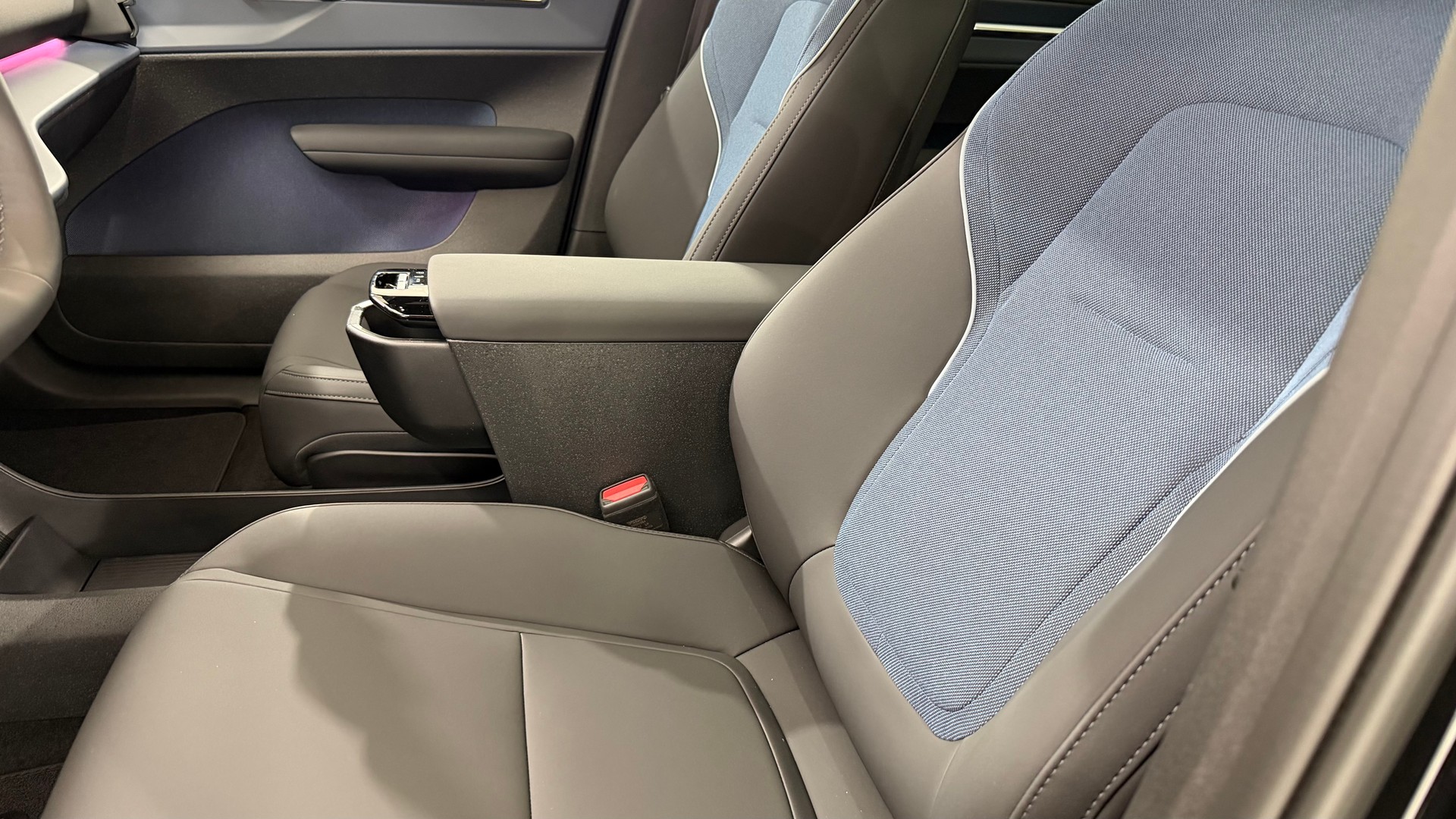 VOLVO EX 30 E60 Twin Ultra Performanc-image-5