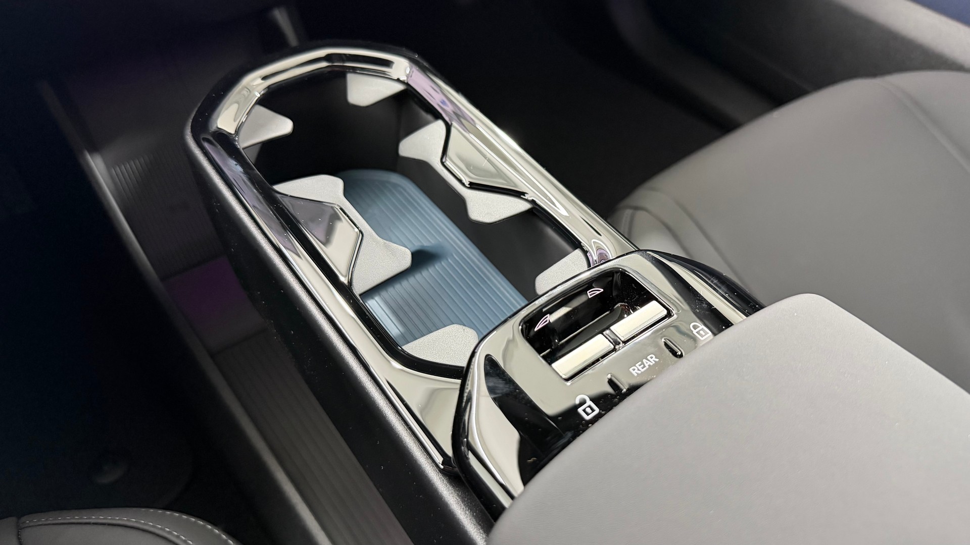 VOLVO EX 30 E60 Twin Ultra Performanc-image-12