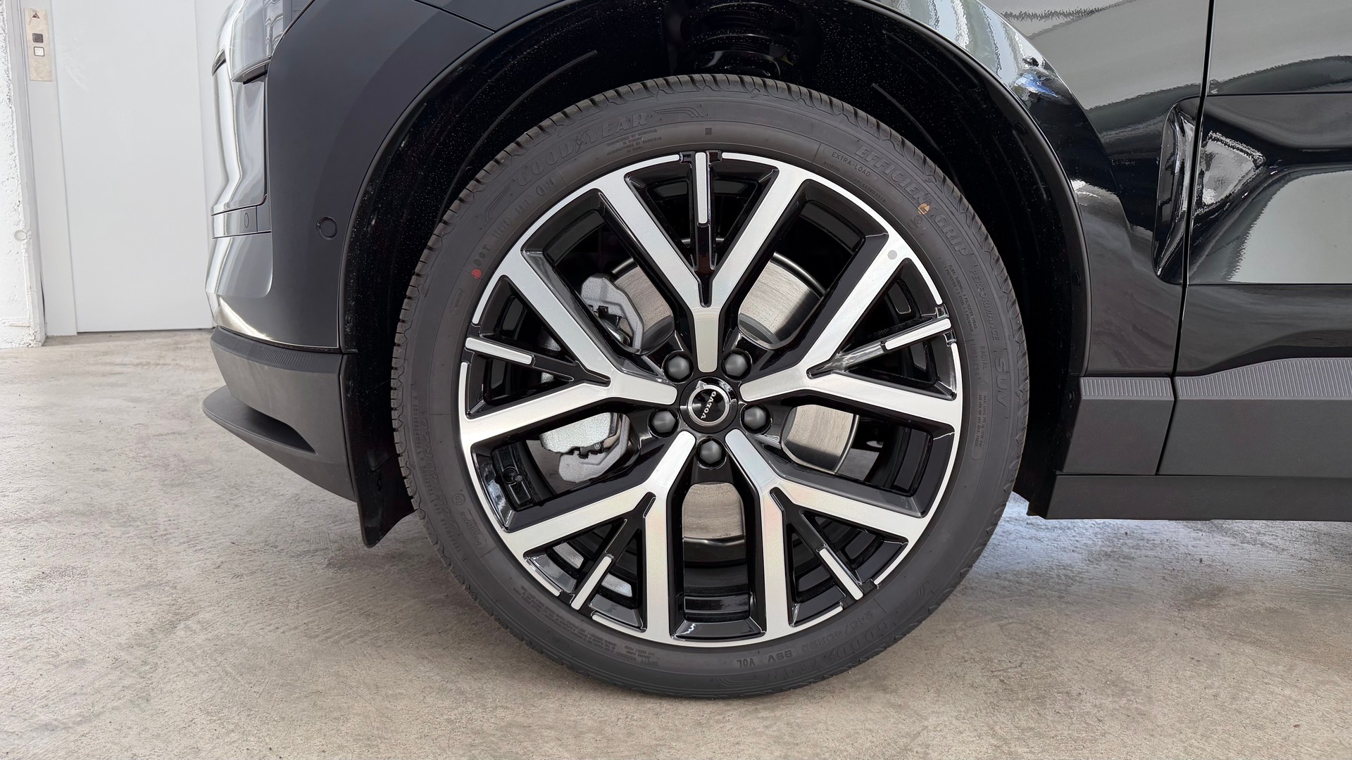 VOLVO EX 30 E60 Twin Ultra Performanc-image-7