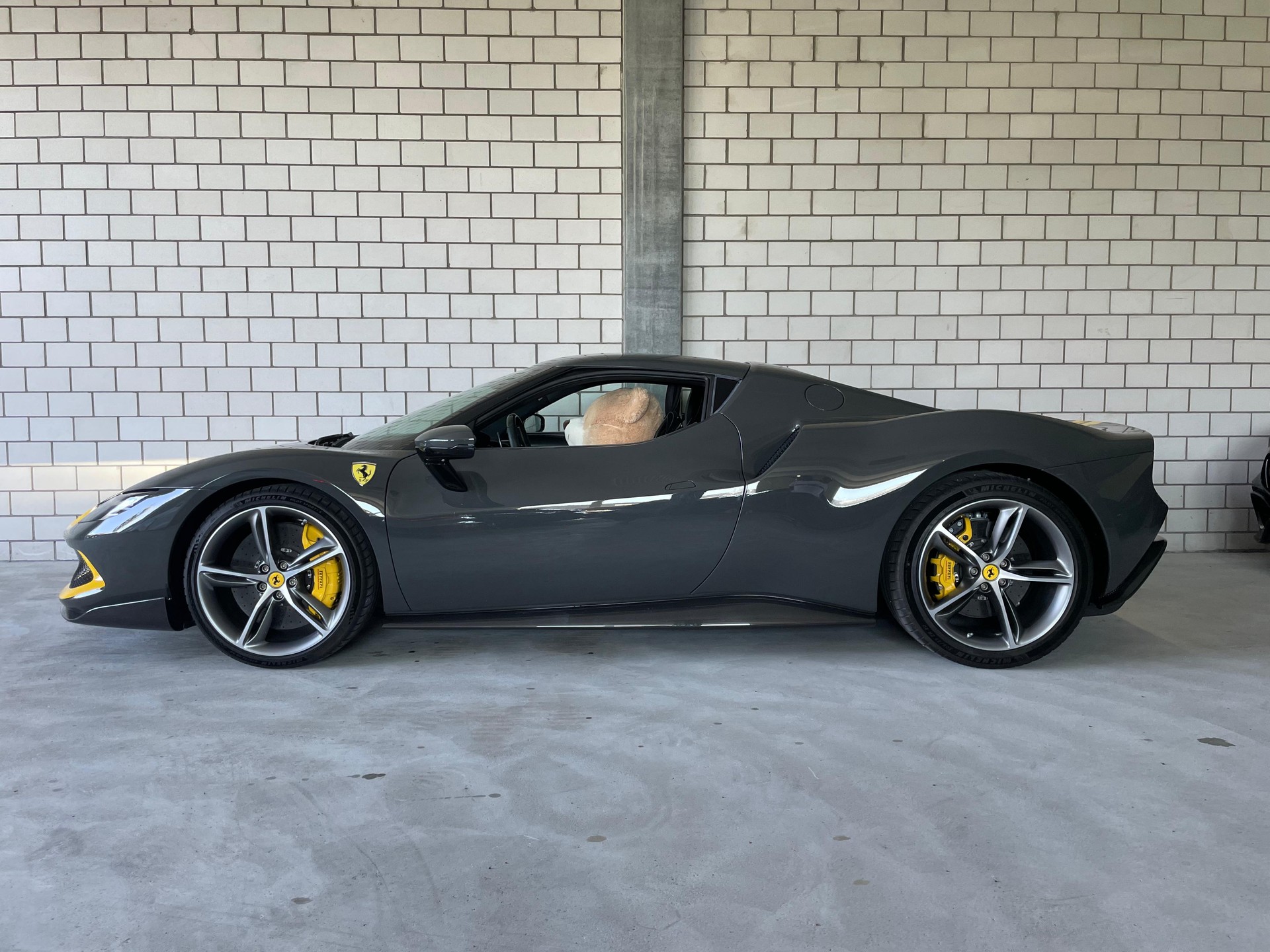 FERRARI 296 GTB Vollausstattung inkl. Assetto Fiorano Paket & Full Carbo