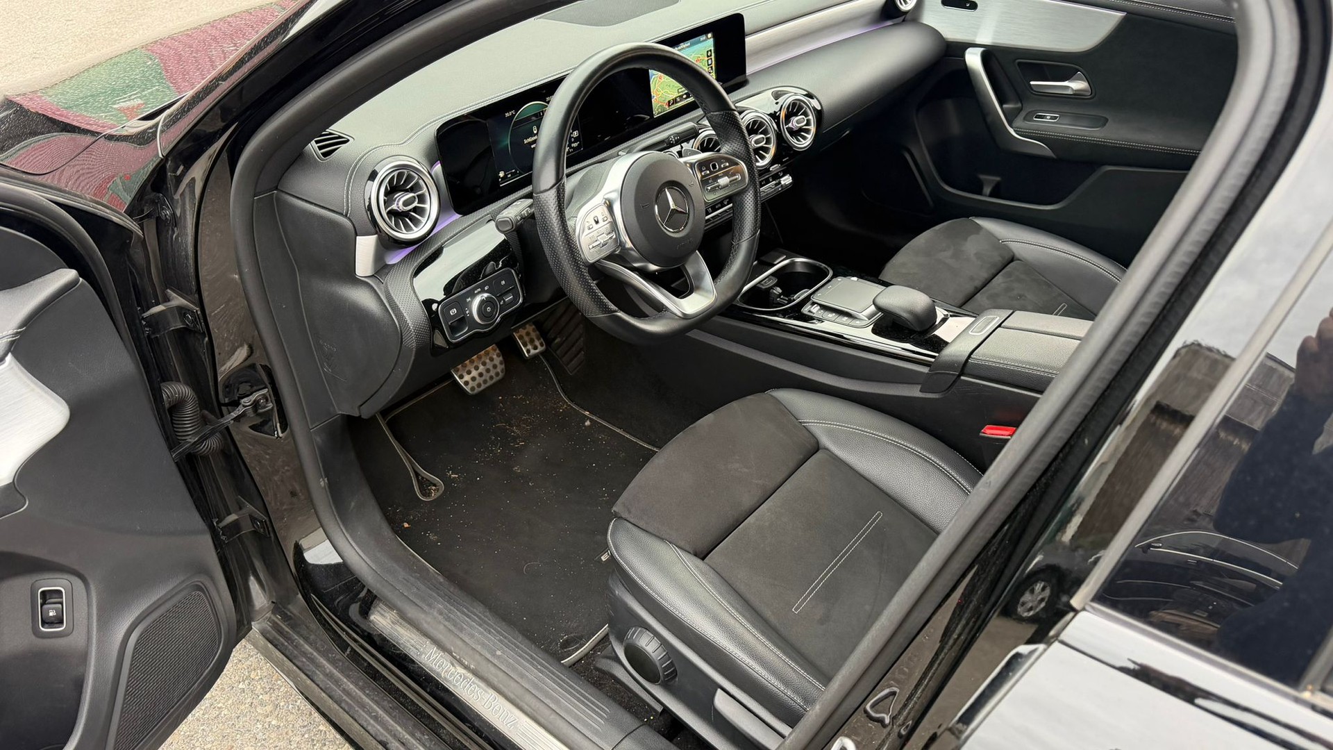 MERCEDES-BENZ A 250e AMG Line-image-12