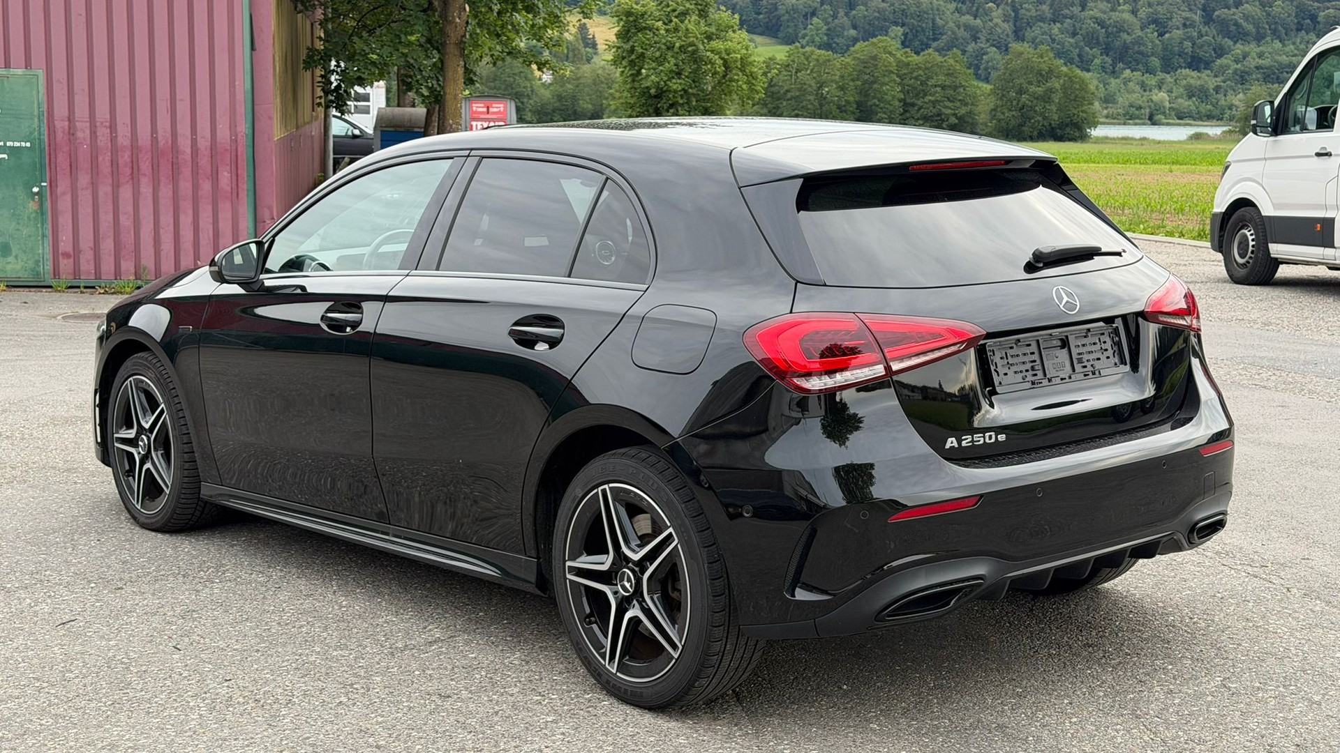 MERCEDES-BENZ A 250e AMG Line-image-6