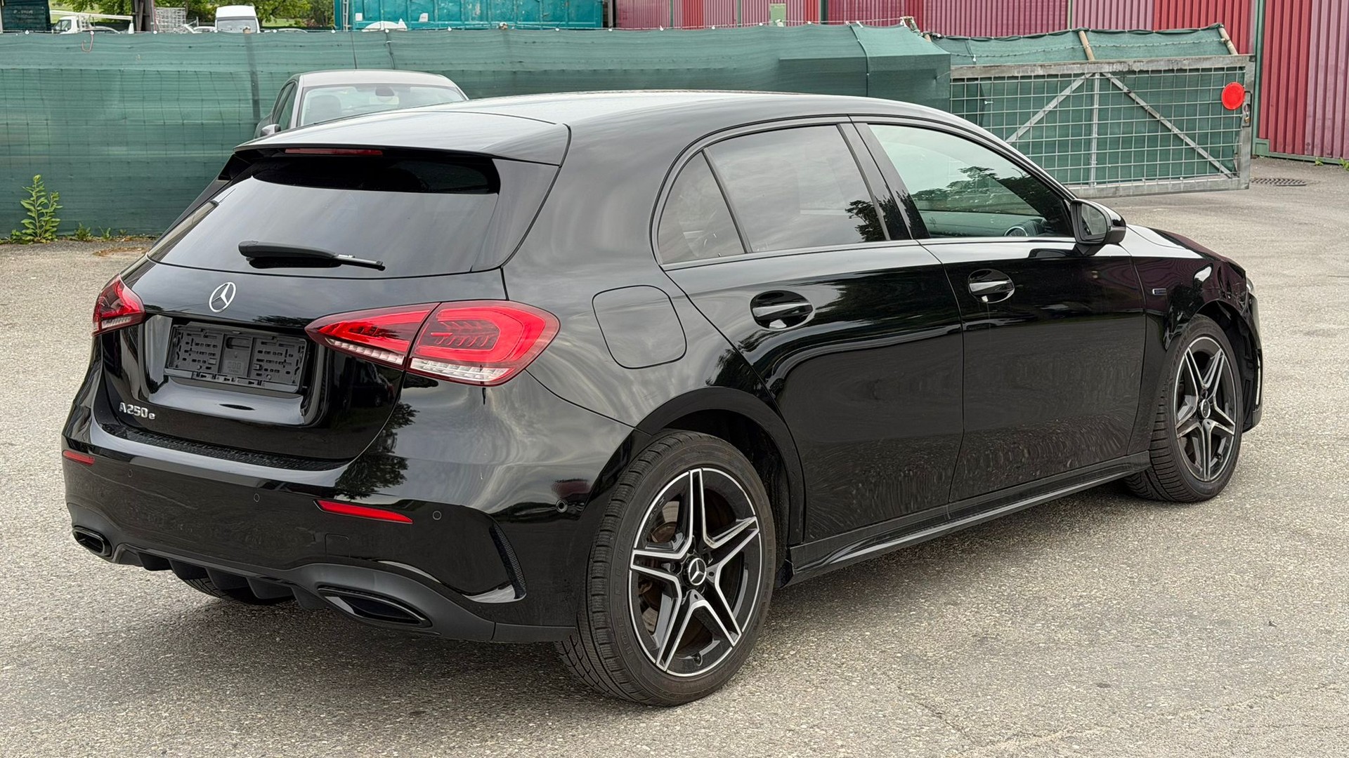 MERCEDES-BENZ A 250e AMG Line-image-4