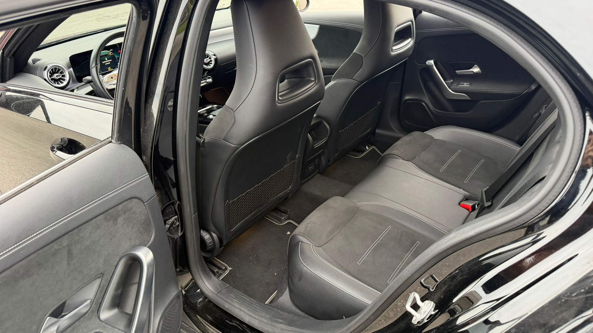 MERCEDES-BENZ A 250e AMG Line-image-14