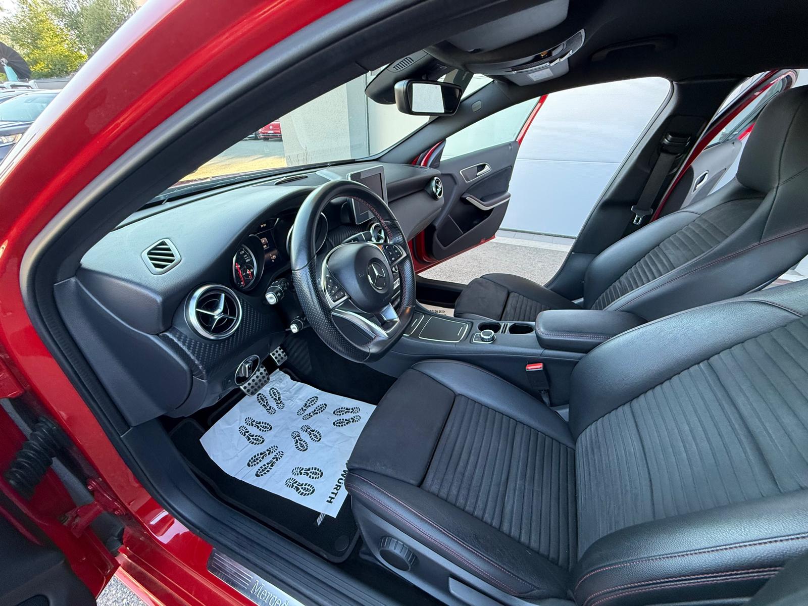 MERCEDES-BENZ A 220 AMG Line 4Matic 7G-DCT-image-6