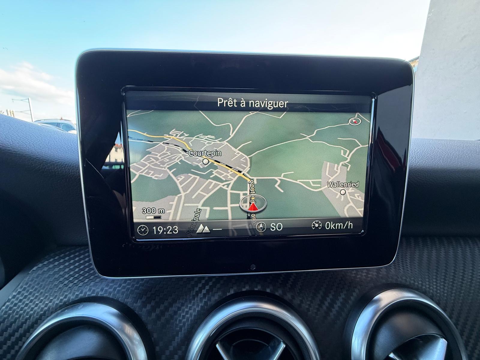 MERCEDES-BENZ A 220 AMG Line 4Matic 7G-DCT-image-12