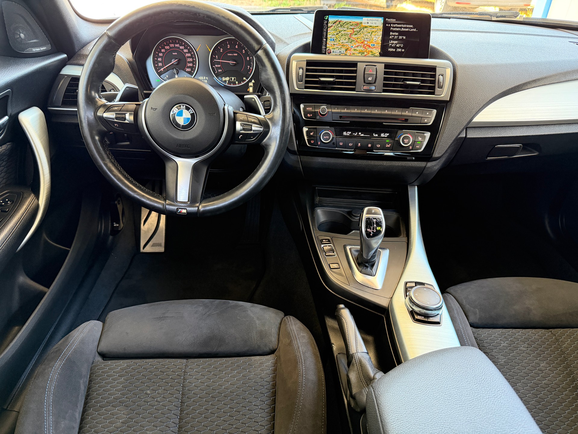 BMW M135i xDrive Steptronic-showroom-element-1