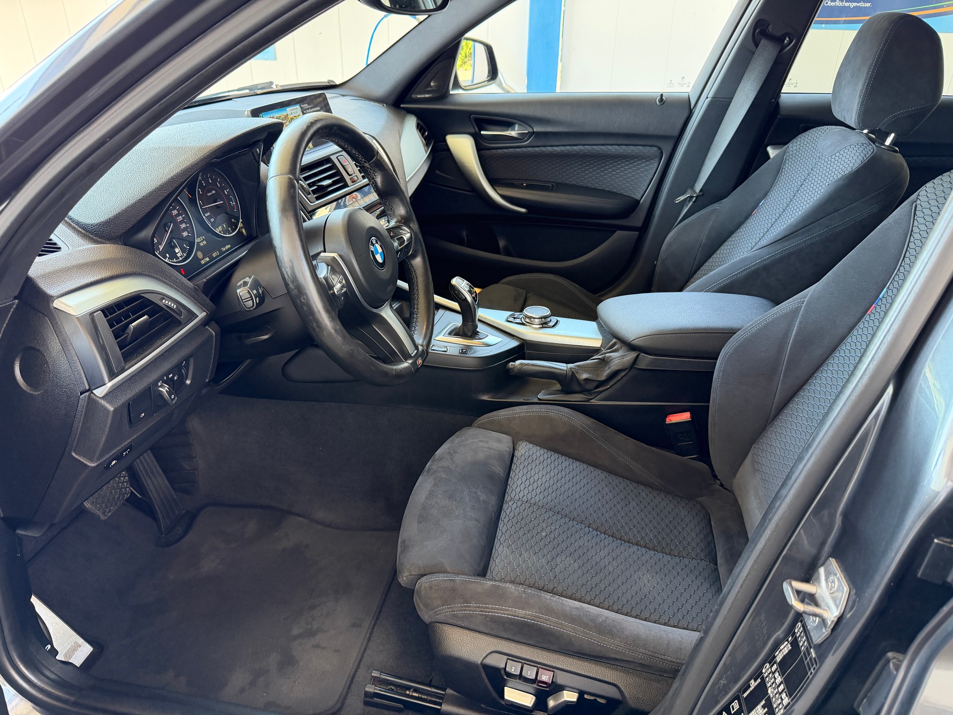 BMW M135i xDrive Steptronic-showroom-element-2