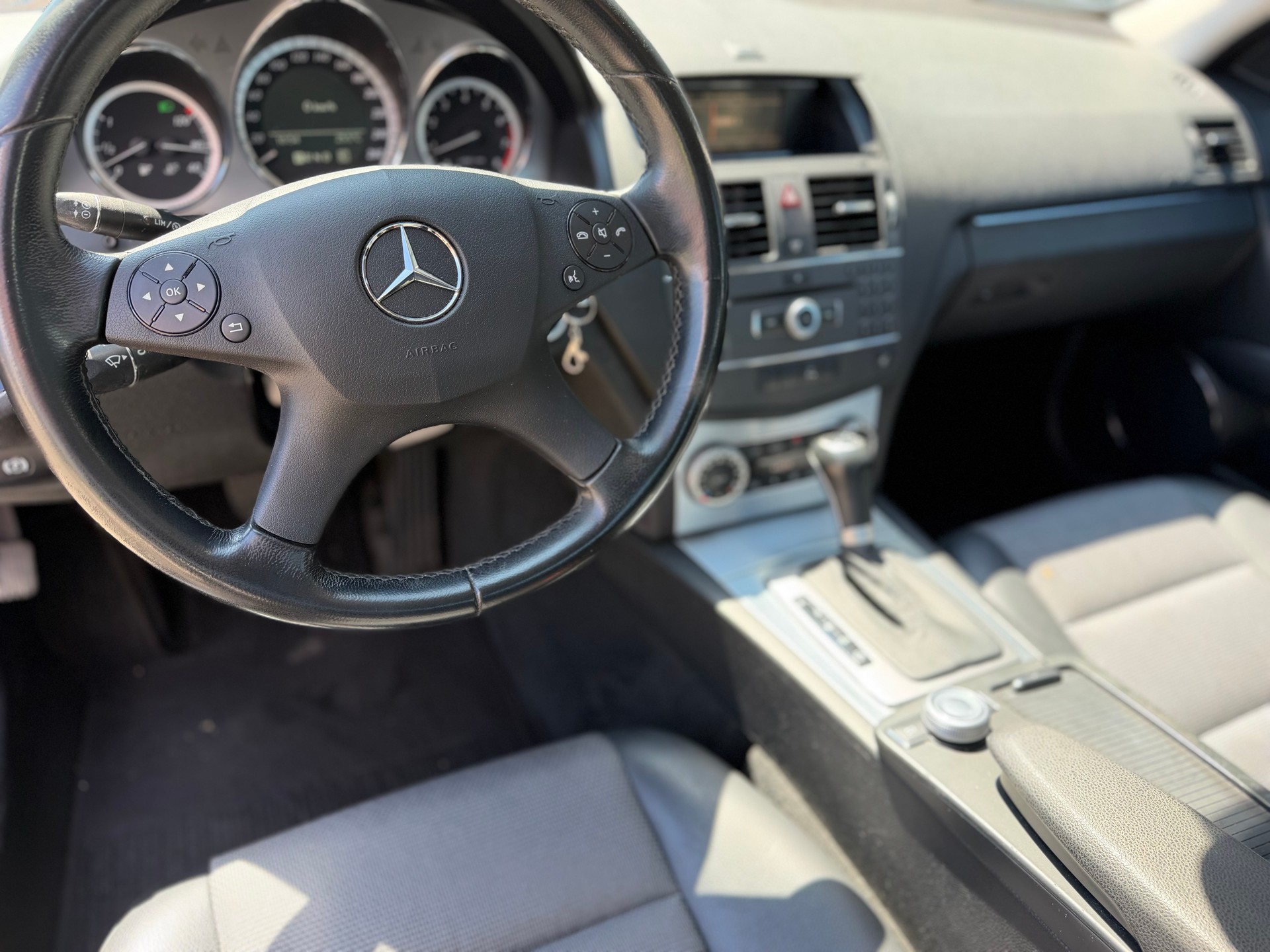MERCEDES-BENZ C 200 CGI BlueEfficiency Automatic-image-16