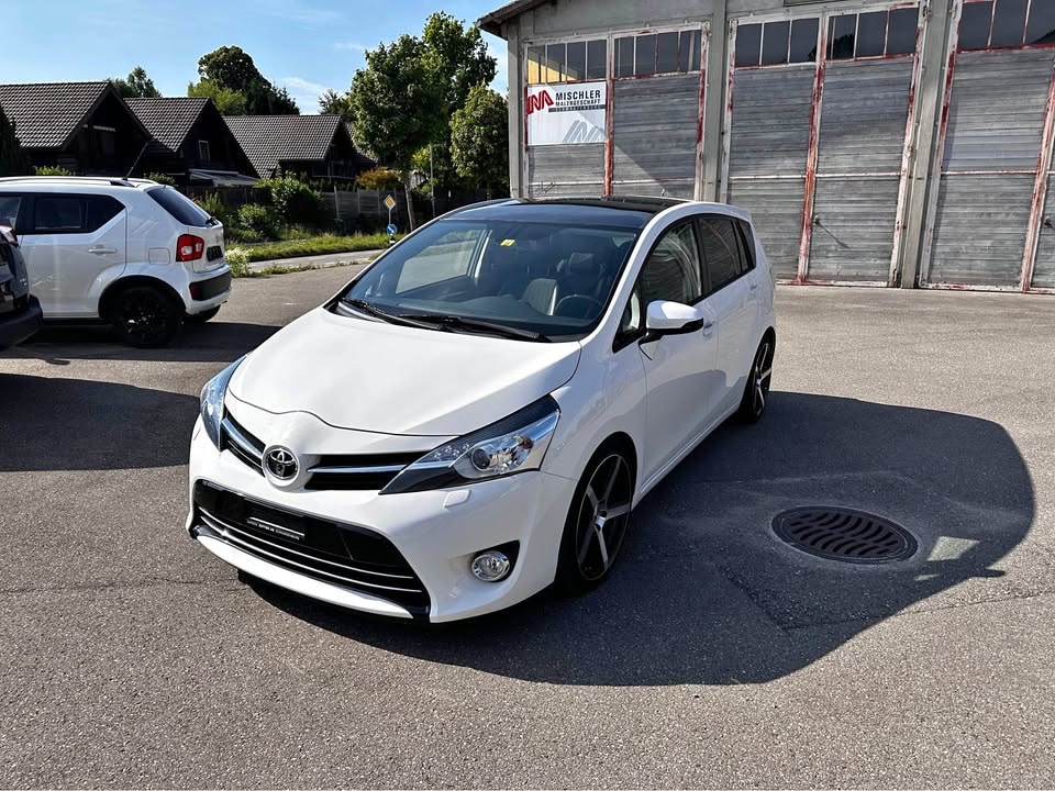 TOYOTA 2.2 D-CAT Sol 7P