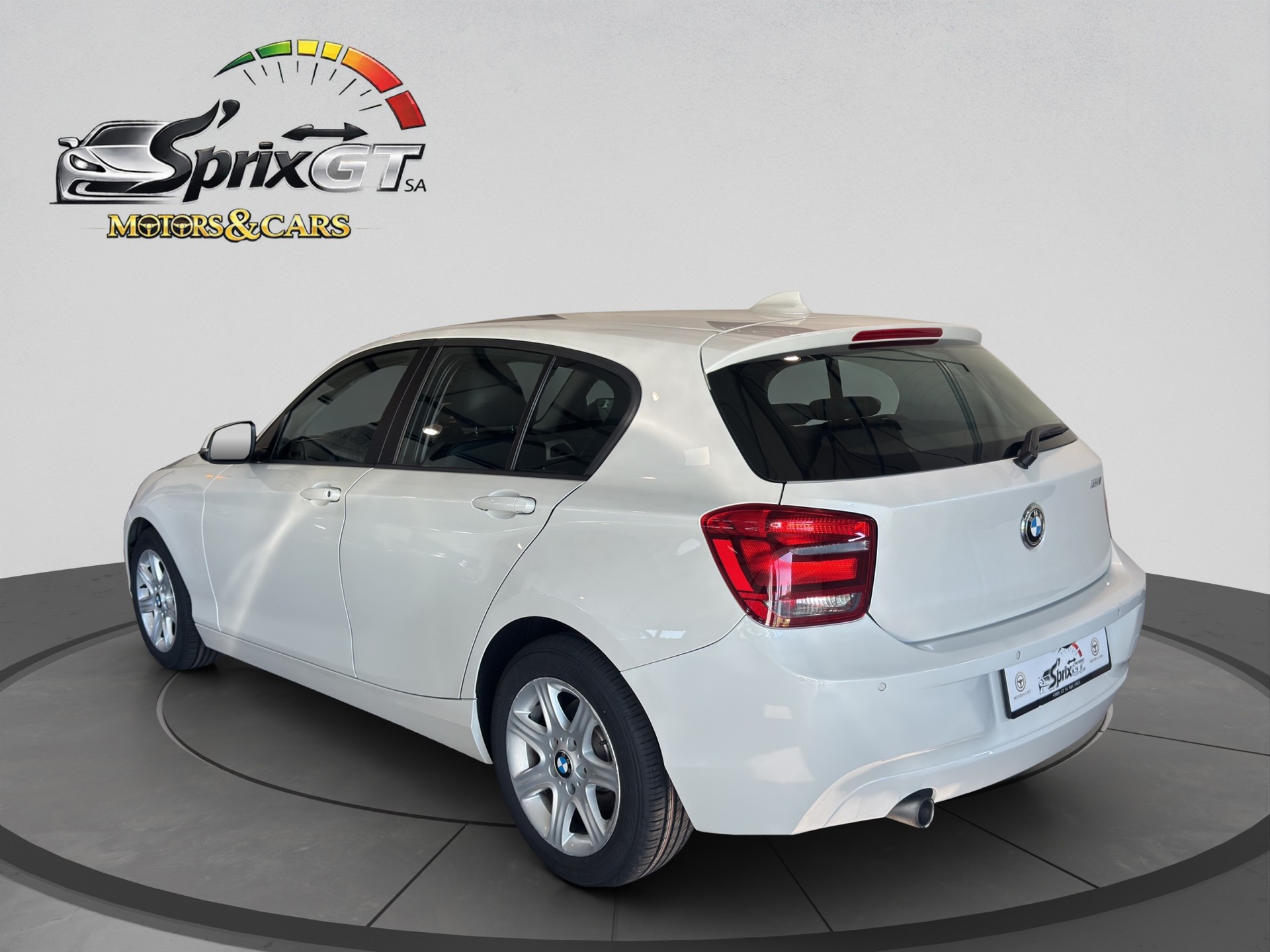 BMW 118i Steptronic-showroom-element-2