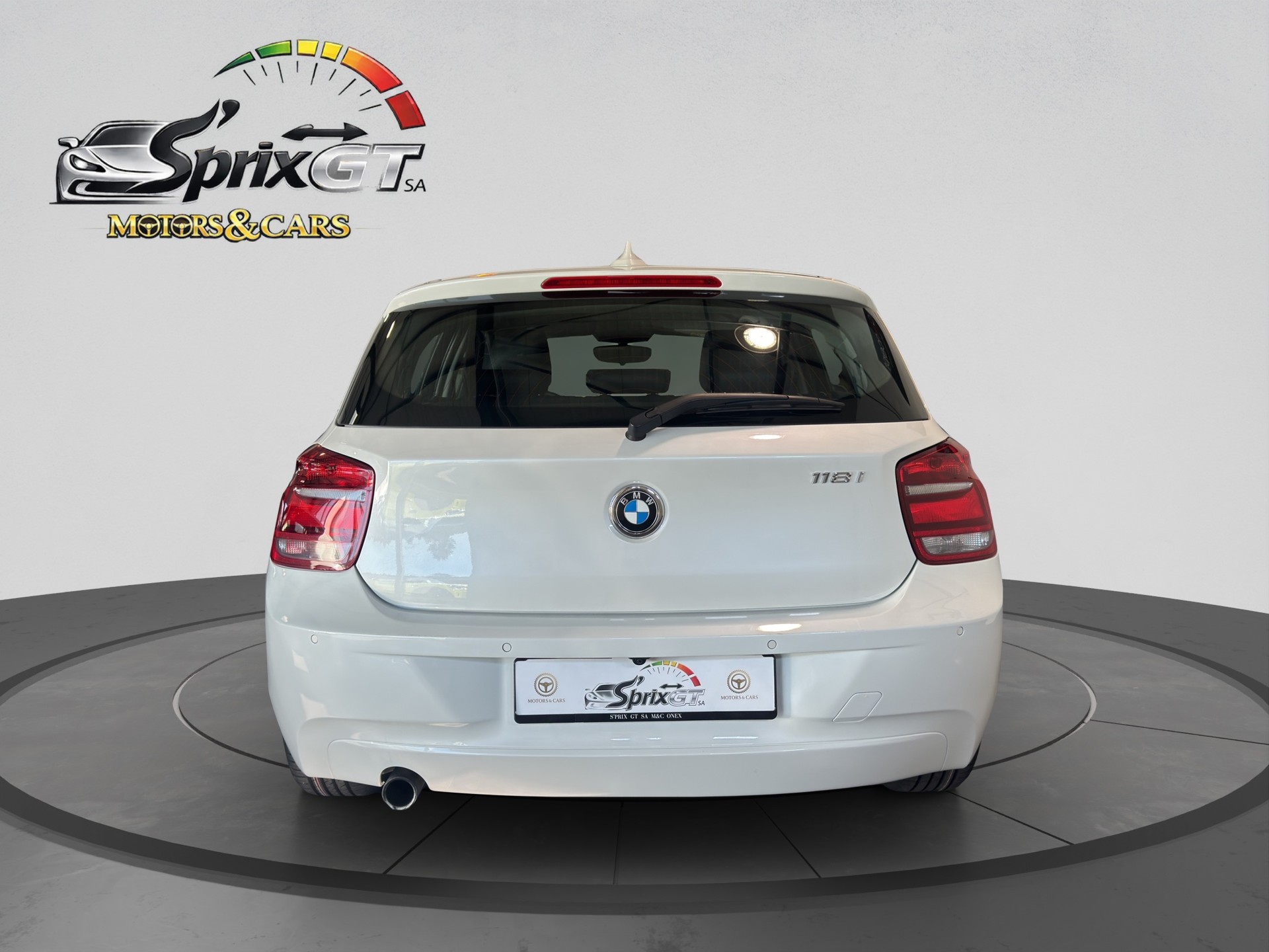 BMW 118i Steptronic-showroom-element-3
