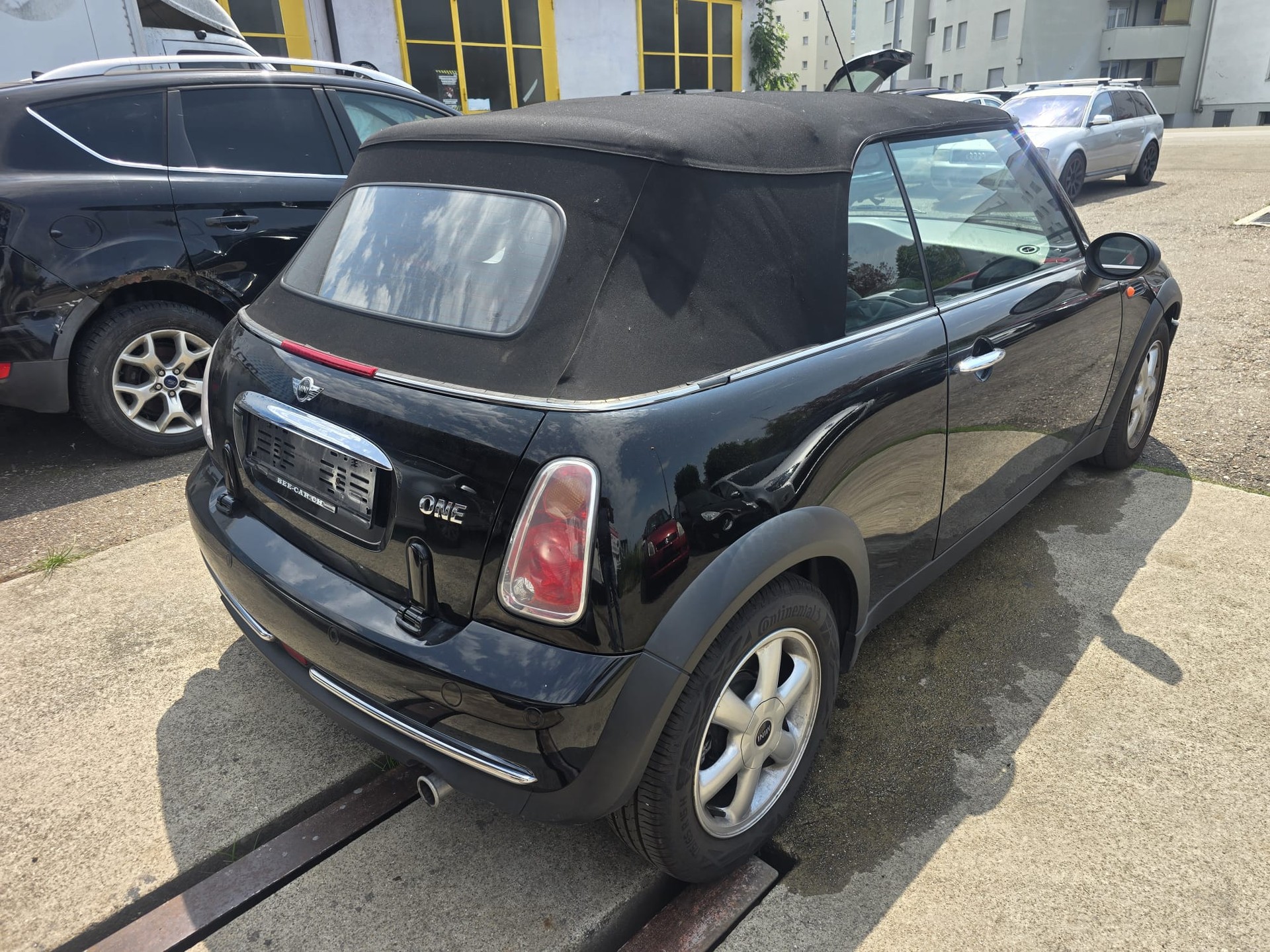 MINI One Cabriolet-image-2