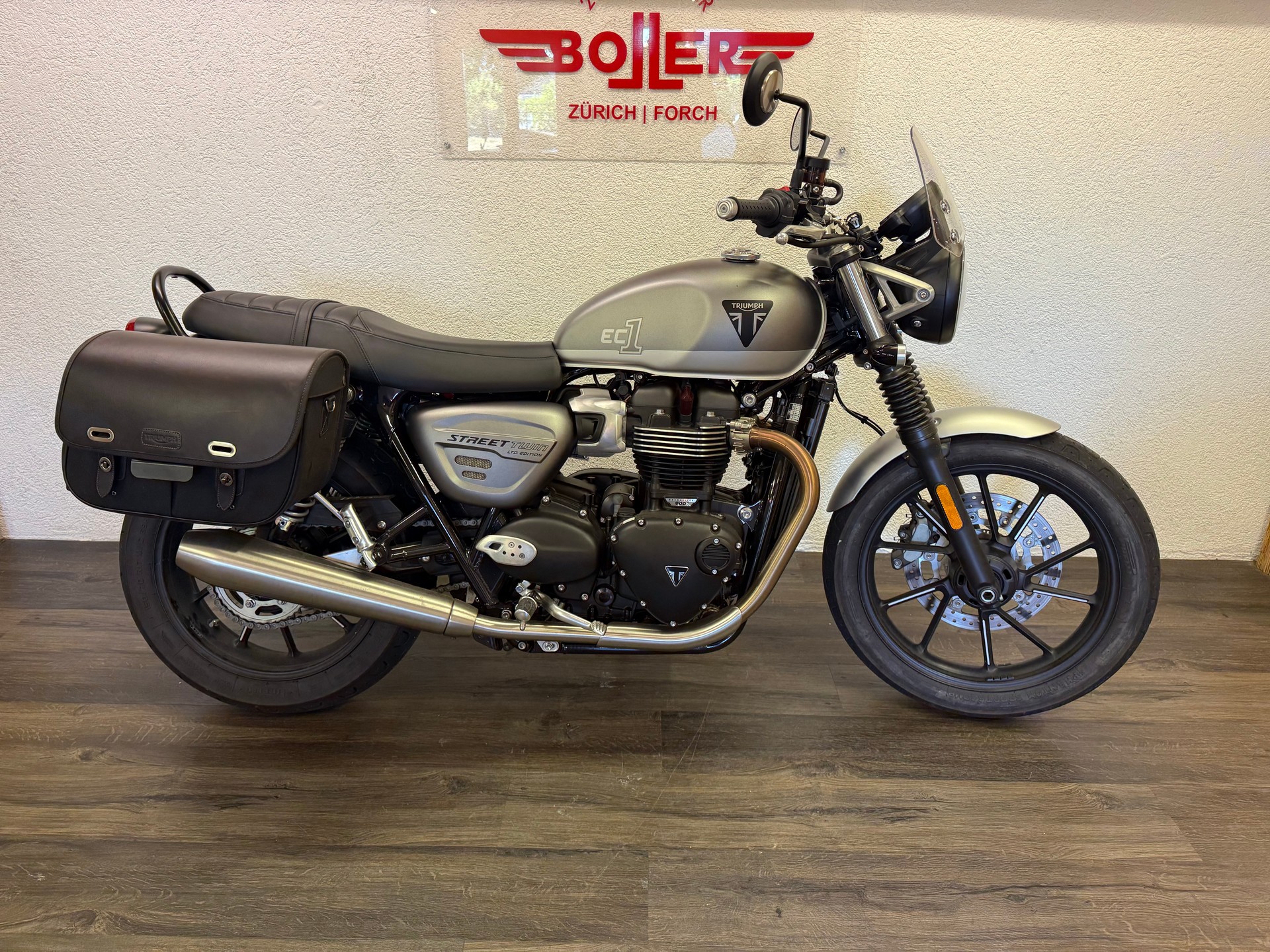 TRIUMPH Street Twin 900 Special Edition-showroom-element-1