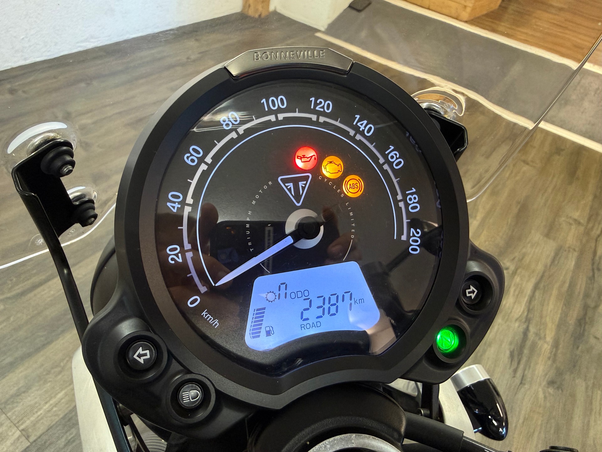 TRIUMPH Street Twin 900 Special Edition-image-4