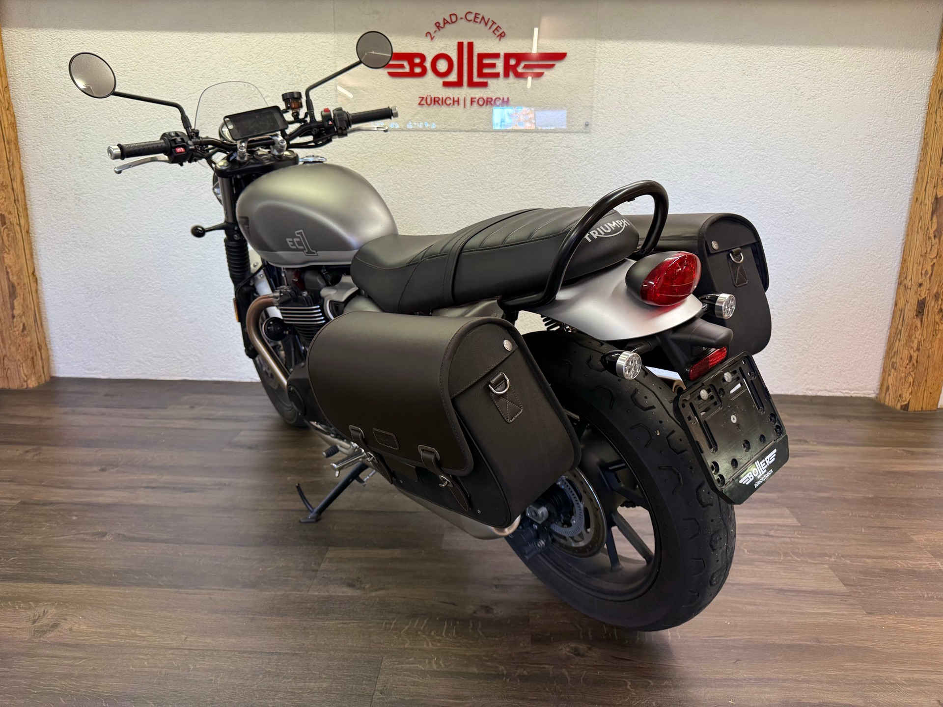 TRIUMPH Street Twin 900 Special Edition-image-5