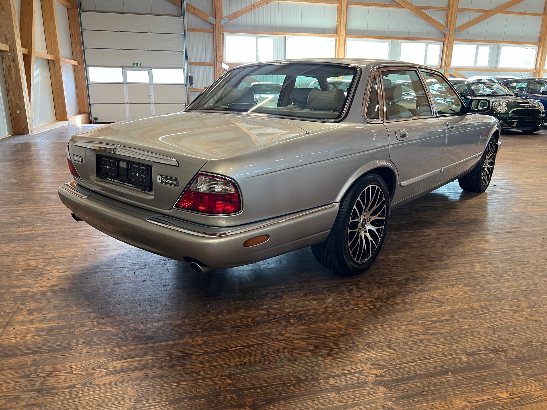 JAGUAR XJ 4.0 V8 Sovereign-showroom-element-3