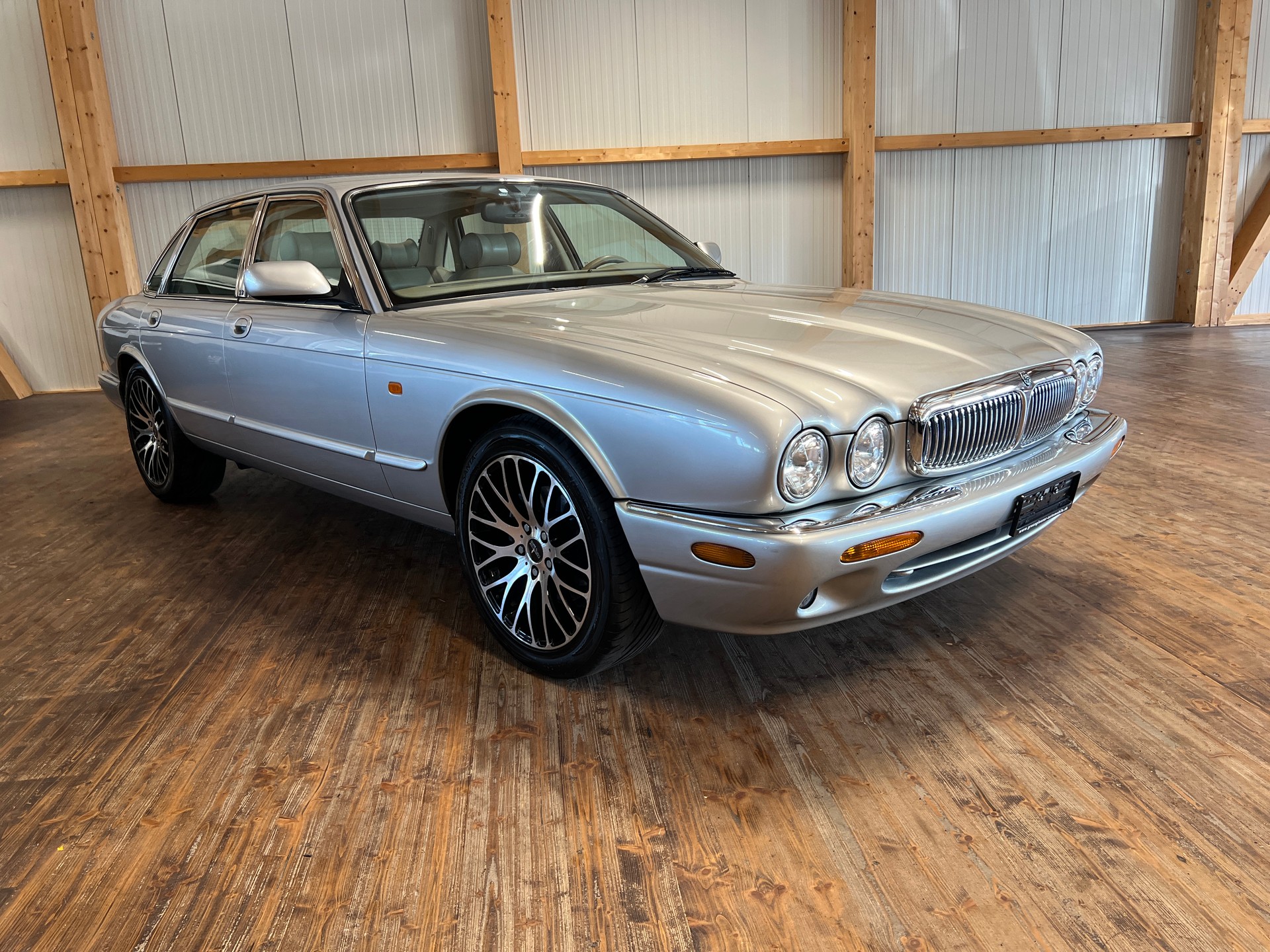 JAGUAR XJ 4.0 V8 Sovereign-showroom-element-2