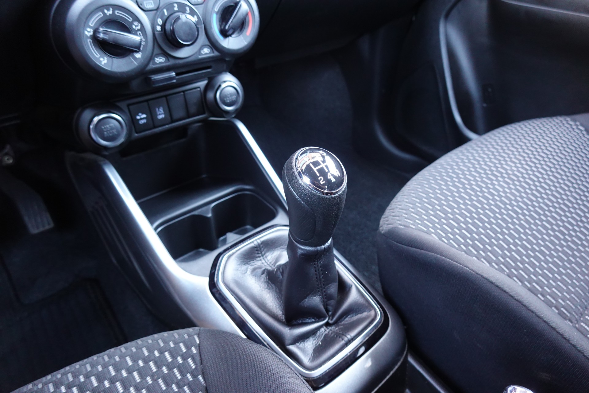 SUZUKI Ignis 1.2i Compact+ Hybrid "* CH Auto * 3 ans de Garantie * Clim Auto * Caméra * Apple Car Play * Capteurs *"-image-17
