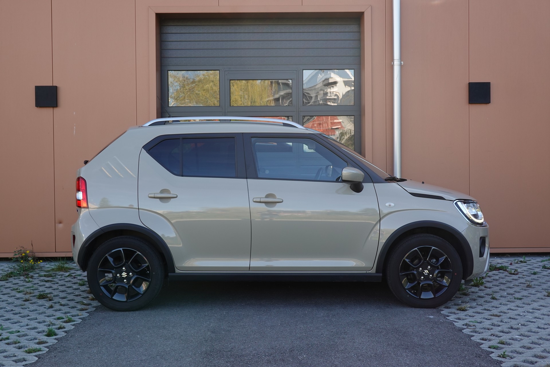 SUZUKI Ignis 1.2i Compact+ Hybrid "* CH Auto * 3 ans de Garantie * Clim Auto * Caméra * Apple Car Play * Capteurs *"-showroom-element-3